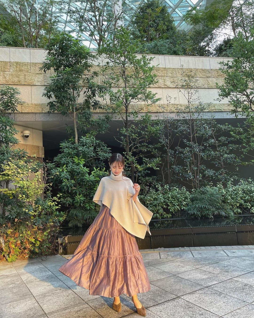 宮内理沙のインスタグラム：「👗💜 . . 少し前の写真だけど髪も巻いてハーフアップにしてメイクも明るめのピンクにして全体的にガーリーな日でした💐 普段私服は強めのものが多いから時々こういうの着ると気分が上がるね😚 ニットポンチョもワンピもdazzlinのものです🙏形も色味もかわいい🥰 . . #dazzlin  #ootdstyle  #hairarrange #ニットポンチョ」