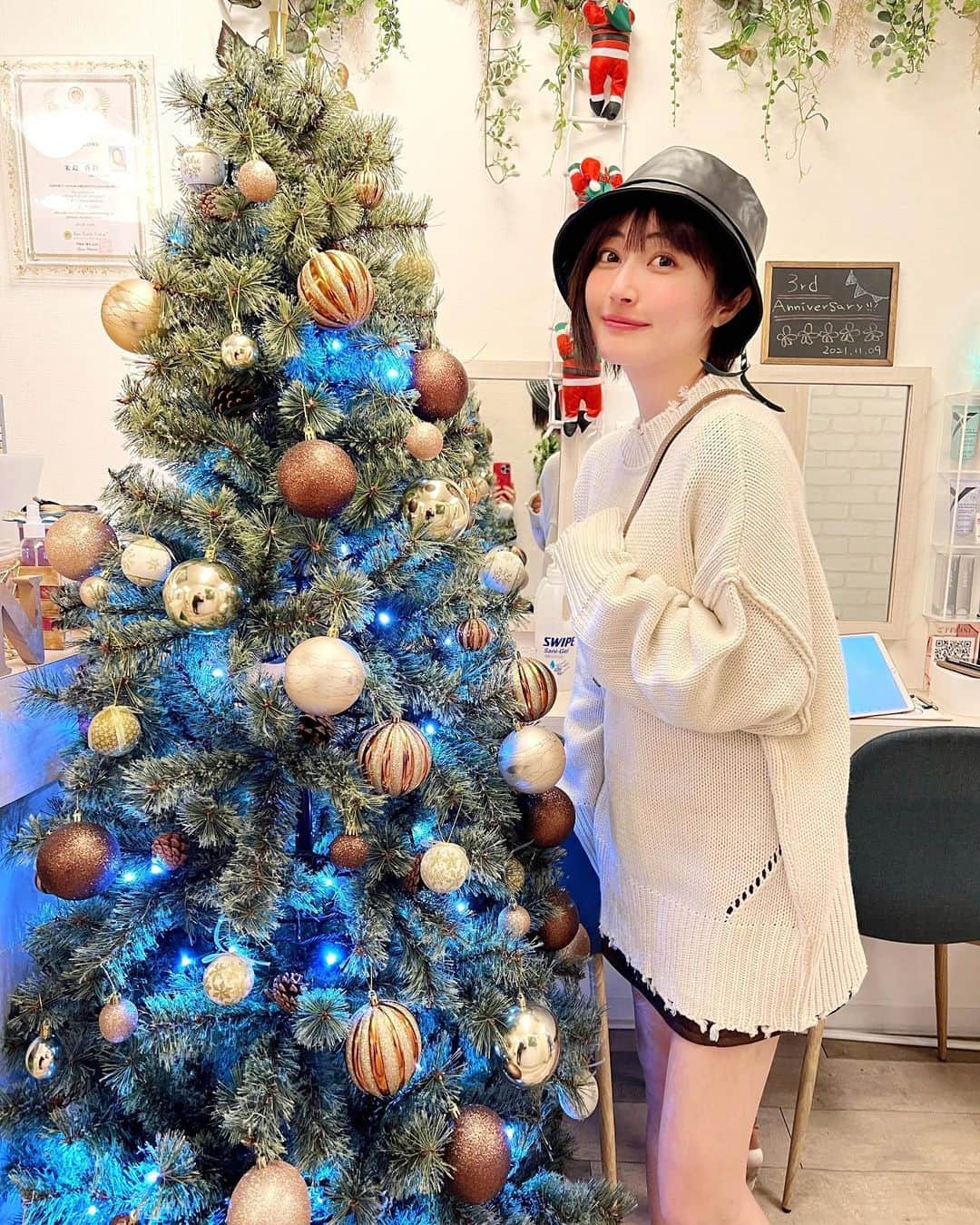 新藤まなみさんのインスタグラム写真 - (新藤まなみInstagram)「⁡ ⁡ ⁡ もうすぐXmasだねー🧑‍🎄🎄💭🌙(まだ早い) ⁡ 撮影の合間に @sin_bodymake  さんへ！ボディトリートメントして頂きました✨ ごりっごりでした💦って言われた🥺 むちゃくちゃスッキリしましたありがとうございます😭 ⁡ 定期的にメンテナンスしてあげないとね😉👍 ⁡ #マッサージ　#整体　#アロマトリートメント　#ボディトリートメント　#アロママッサージ　#オイルマッサージ」11月23日 23時27分 - manami_official_