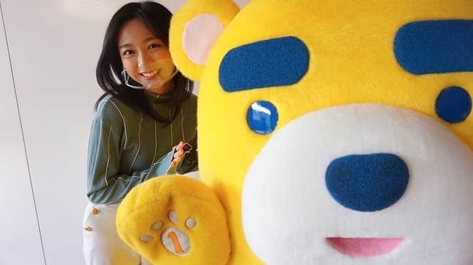 フジテレビアナウンサーのインスタグラム：「こんにちは！佐久間みなみです🌼  宣言も明け、 初めての出前授業に伺いました🏃‍♂️  その名も… 食育出前授業「ハロー！どっこくん。」  いいうんちを出すためにどうすればいいか、食事や運動の大切さについて授業しました。  ありがたいことに、私の地元でもある名古屋まで足を運ぶことに。  元気いっぱいな園児たちに 初めは少し圧倒されながらも、 私も負けないくらいのフルパワーで臨みました💪🏻  時に笑顔溢れ、時に真剣なみんなの姿勢に、 教えているこちらもどんどんと熱がこもった授業に。  先生方からは  「コロナ禍で行事などが軒並み中止になり、久々のイベントだったのでみんな本当に楽しそうでした」  というお声を頂き、改めてこの出前授業の意義というものを感じました。  “教える”のではなく、 “一緒に学ぶ”という気持ちで これからはもっと多くの子供たちのために授業を行っていきたいと思います☺️  #フジテレビアナウンサー #佐久間みなみ　@sakuma_minami  #CSR」