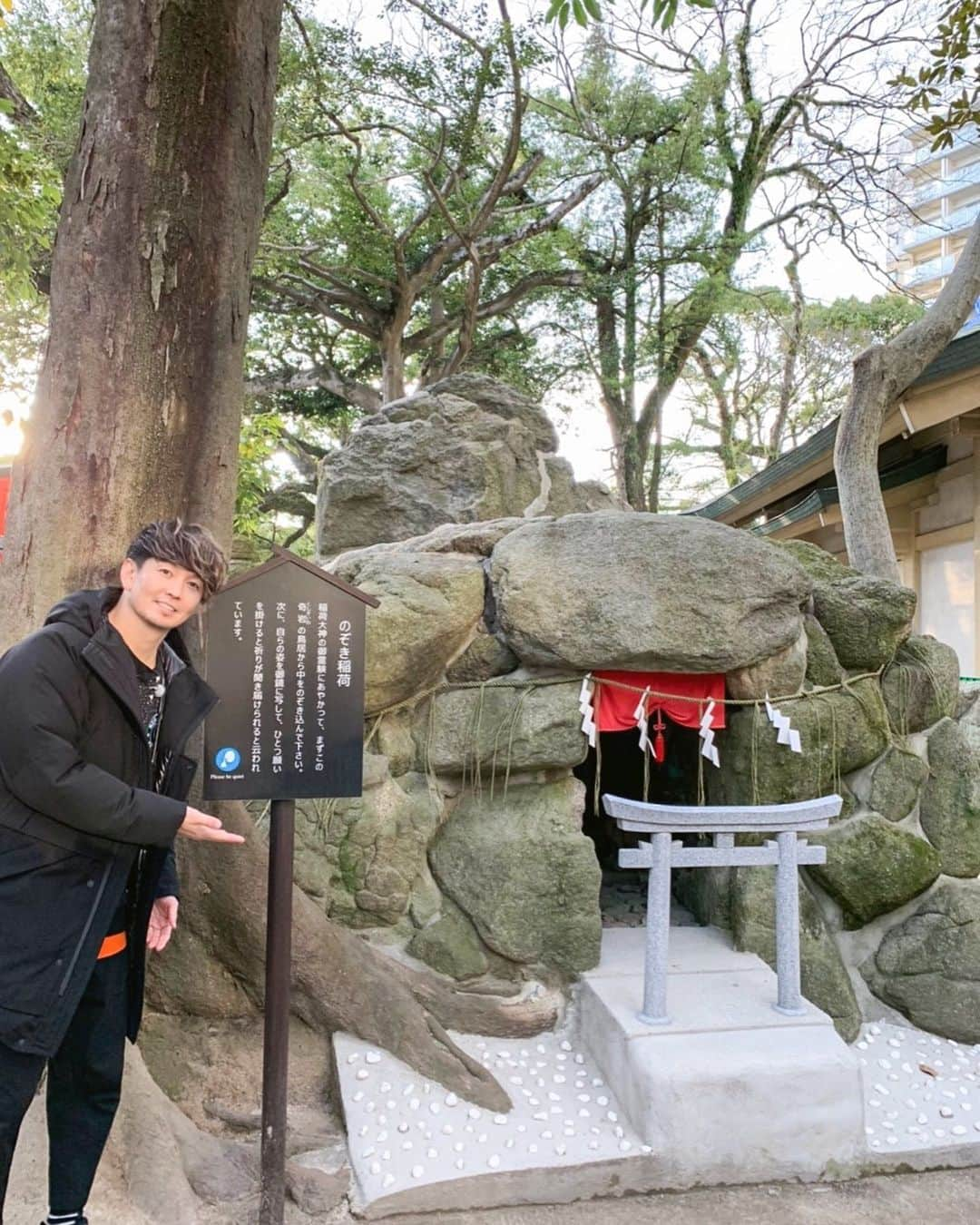 SHOCK EYEさんのインスタグラム写真 - (SHOCK EYEInstagram)「筑前国の一宮、住吉神社⛩  福岡博多にある住吉神社の境内にあるのぞき稲荷はなんとも不思議なスポット😳✨  まずは、この奇岩の鳥居から中をのぞいてみてほしい。  自らの姿を中にある御鏡に写して、ひとつ願いを掛けると祈りが聞き届けられると言われているよ。  この日はなんとも言えない凄い光が差し込んでた✨  そしてもう一つ、  福分小判は、境内にある志賀神社を参拝し、宝くじに当選した方が、感謝を込めて、そして他の皆にも福が授けられることを願って建立したそう。  福分け、、なんて素敵な発想🥲  そういえばもうそろそろ年末。 年末ジャンボのシーズンだね＾＾ 皆は買うのかな？  皆さんに福が訪れます様に🙏✨  #住吉神社 #福岡 #筑前国 #福分小判  #のぞき稲荷 #宝くじ #福分け」11月24日 9時11分 - shockeye_official