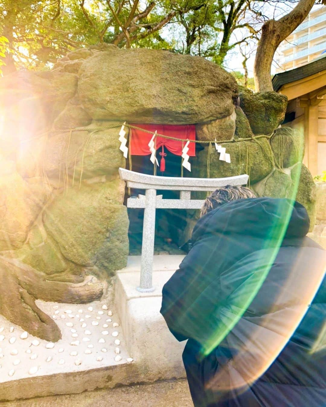 SHOCK EYEさんのインスタグラム写真 - (SHOCK EYEInstagram)「筑前国の一宮、住吉神社⛩  福岡博多にある住吉神社の境内にあるのぞき稲荷はなんとも不思議なスポット😳✨  まずは、この奇岩の鳥居から中をのぞいてみてほしい。  自らの姿を中にある御鏡に写して、ひとつ願いを掛けると祈りが聞き届けられると言われているよ。  この日はなんとも言えない凄い光が差し込んでた✨  そしてもう一つ、  福分小判は、境内にある志賀神社を参拝し、宝くじに当選した方が、感謝を込めて、そして他の皆にも福が授けられることを願って建立したそう。  福分け、、なんて素敵な発想🥲  そういえばもうそろそろ年末。 年末ジャンボのシーズンだね＾＾ 皆は買うのかな？  皆さんに福が訪れます様に🙏✨  #住吉神社 #福岡 #筑前国 #福分小判  #のぞき稲荷 #宝くじ #福分け」11月24日 9時11分 - shockeye_official