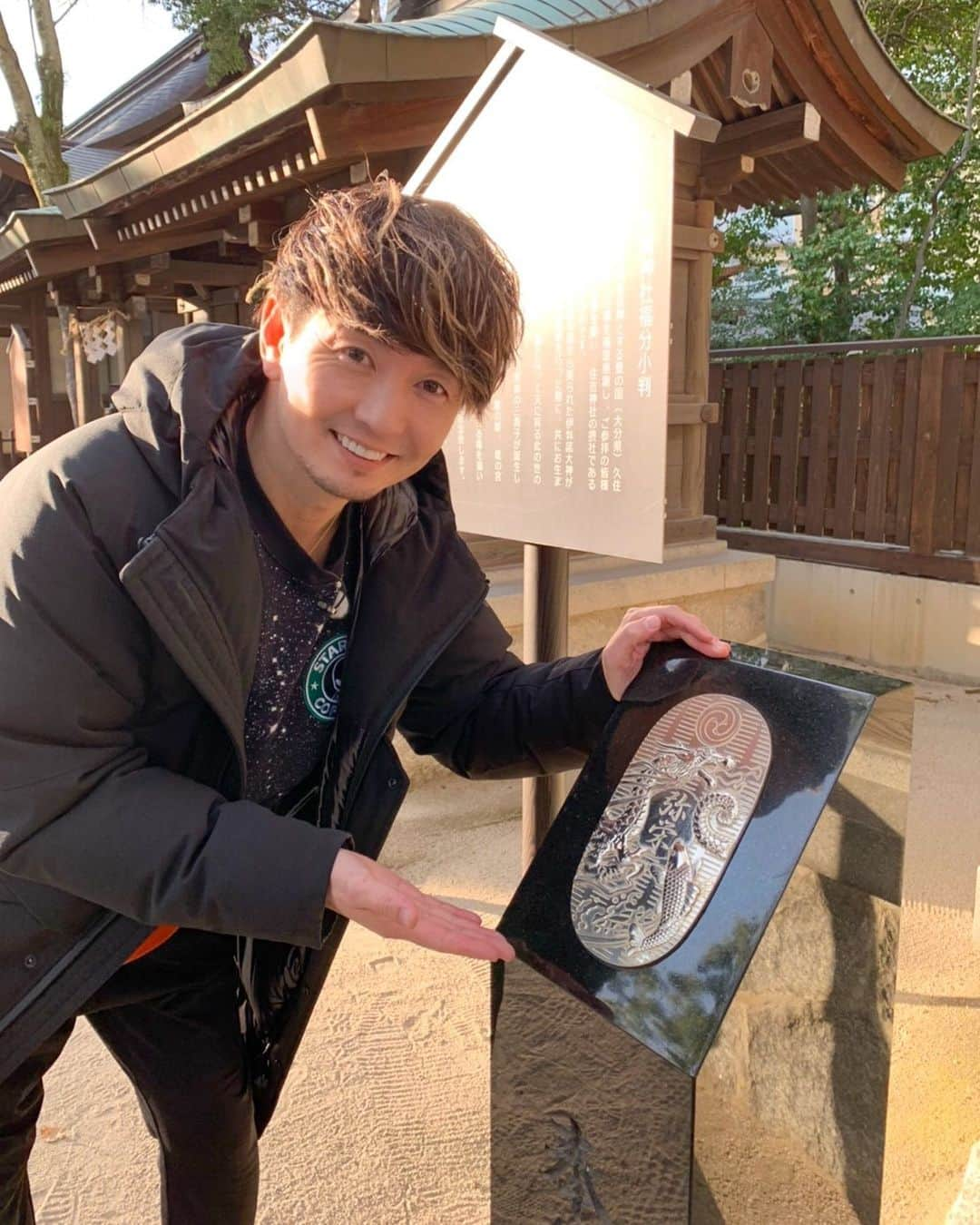 SHOCK EYEさんのインスタグラム写真 - (SHOCK EYEInstagram)「筑前国の一宮、住吉神社⛩  福岡博多にある住吉神社の境内にあるのぞき稲荷はなんとも不思議なスポット😳✨  まずは、この奇岩の鳥居から中をのぞいてみてほしい。  自らの姿を中にある御鏡に写して、ひとつ願いを掛けると祈りが聞き届けられると言われているよ。  この日はなんとも言えない凄い光が差し込んでた✨  そしてもう一つ、  福分小判は、境内にある志賀神社を参拝し、宝くじに当選した方が、感謝を込めて、そして他の皆にも福が授けられることを願って建立したそう。  福分け、、なんて素敵な発想🥲  そういえばもうそろそろ年末。 年末ジャンボのシーズンだね＾＾ 皆は買うのかな？  皆さんに福が訪れます様に🙏✨  #住吉神社 #福岡 #筑前国 #福分小判  #のぞき稲荷 #宝くじ #福分け」11月24日 9時11分 - shockeye_official