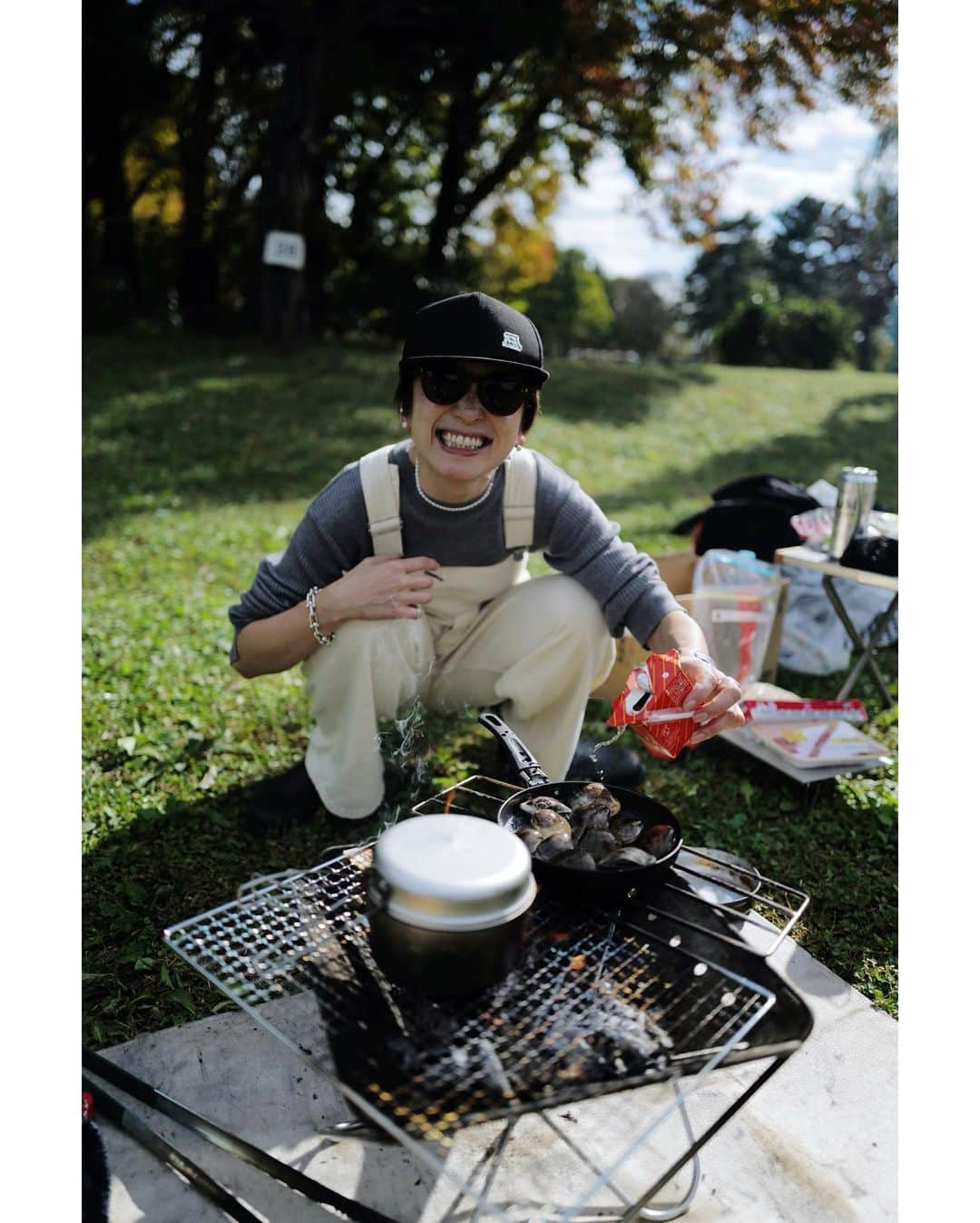 高山都さんのインスタグラム写真 - (高山都Instagram)「どーんと立派なハマグリが三重県は桑名市から届いたことがキッカケで、外で焼くか！と、お休みだった昨日は、DAYキャンプに🏕 家から持ってった食材は新米とハマグリとパンだけ。ストイックだなーとか笑いながら、近くのスーパーで足りないもの買い足して、火を起こして色んなものを外で作って食べたなー。 なんにも頑張らないキャンプ飯で、好きなもの選んでいったら、めっちゃ茶色で絵映えもしないけど、それがまたよかった。 パンは薪火野くんの @makibino_  バジルペーストは @basil__house の新作🌿 焚き火囲んで食べて飲んでたくさん笑って喋って、ほっこり良い時間でした。 パワーチャージできた！！」11月24日 9時35分 - miyare38