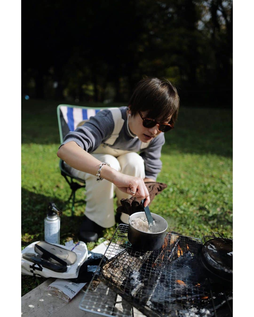 高山都さんのインスタグラム写真 - (高山都Instagram)「どーんと立派なハマグリが三重県は桑名市から届いたことがキッカケで、外で焼くか！と、お休みだった昨日は、DAYキャンプに🏕 家から持ってった食材は新米とハマグリとパンだけ。ストイックだなーとか笑いながら、近くのスーパーで足りないもの買い足して、火を起こして色んなものを外で作って食べたなー。 なんにも頑張らないキャンプ飯で、好きなもの選んでいったら、めっちゃ茶色で絵映えもしないけど、それがまたよかった。 パンは薪火野くんの @makibino_  バジルペーストは @basil__house の新作🌿 焚き火囲んで食べて飲んでたくさん笑って喋って、ほっこり良い時間でした。 パワーチャージできた！！」11月24日 9時35分 - miyare38