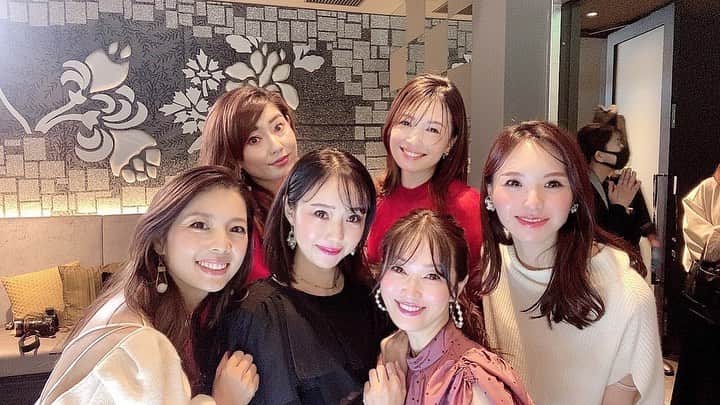 のインスタグラム：「先日の CHRISTMAS COLLECTION 2021 @louange_tokyo  ⁡ とにかくかわいい🧸💕 クリスマスケーキ発表会で、 バッタリ 思いがけずお会いできた 美STライターのみなさま♡ @kaoleechang さん @ayaka__i.b03 さん @miho.s_13 さん  @be_story_official   美&ハッピーオーラ がすごすぎます♡ お会いできて幸せ♡ ありがとうございました〜☺︎♡ ⁡ 一緒に行った 美魔女の @m.s.felice ちゃん @rimi.ogawa ちゃん  いっぱい話して めちゃくちゃ笑った〜☺︎ 美しいとおもろいを あわせ持つ最強美魔女。 大好きなおふたり♡ ⁡ ⁡キラキラした日に感謝✨ ⁡ ⁡ ⁡ ⁡ #ルワンジュ東京 #ルワンジュ東京ルミュゼ #クリスマスケーキ2021 #louangetokyo #クリスマスケーキ #グラン銀座 #銀座シックス #銀座 #ginzasix #ginza #美st #美魔女 #美容 #美活 #スイーツ女子 #エイジングケア #はんなり美魔女 #梅本理恵 #幸せな時間 #美は一日にしてならず #今日も感謝 #出会えて幸せ #ありがとうございました ♡」