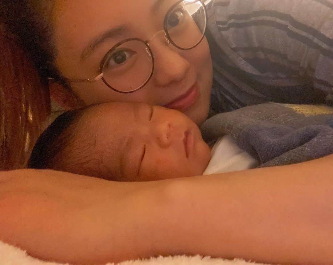 のインスタグラム：「最近のワタシら❤️  だんだんと1日のリズムが出来てきました♫  病院では授乳に悪戦苦闘しましたー💦 おっぱいは、赤ちゃんが吸って出てくるもんだと思ってたけど違うのね💦 私のあげ方もだけど 赤ちゃんもまだ吸い方に慣れてないから うまく出来ず何度もギャン泣きさせてしまいました。  その度に、可哀相になって 他のお母さんたちがサラッと母乳あげる姿を見て 私はまだまだや、、 なんて、 凹んだりもしました。 縦抱き？？ 横抱き？ フットボール抱き？ 抱き方にも沢山あって、全部試して（ ; ; ）でもうまくいかないー！なんてことは3時間ごとに起こりました。  「私たちも上手くバディー組んで上手になろうね」  「今日は昨日より私たちうまかったわね」  そんな感じで、少しずつだけど だんだんと私たちのやり方でうまくできるようになってきました。  こーやった方がいいとか 確かに沢山あるけど 一緒に見つけた2人のやり方は 日に日に変化したり 戻ったりしながら今も上手に授乳してます🤱  時間ならたっぷりあるからね❤️ 新生児の今しかない時間を 一緒にゆっくり過ごしてます❤️  #baby  #boy #授乳 #新生児 #新米ママ #男の子ママ #男の子ベビー #成長記録 #日常  #私のリアル」