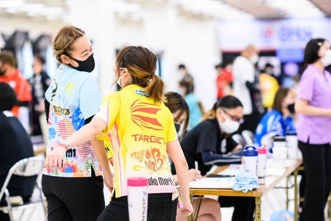 森田真結子さんのインスタグラム写真 - (森田真結子Instagram)「先週開催された JAPAN STAGE4東京大会は 久々の入れ替え戦だったものの、現・チャンピオン岩田選手に2-3で負けてしまって、ベスト16でした🎯  1日通して、終始「楽しい！」ってなっていて、伸び伸びとダーツができてきた気がします。 (最後、先に2leg取ってから、急に緊張して負けてしまったー！反省！)  無観客での試合開催となる今年度は、試合をしている後ろで見守ってくれるファンの方はいないけれど、SNSでの応援がすごく伝わってきて、力になります。 ありがとうございます！  わたし、ハグしてばっかりだね、、、笑 試合をしている時はもちろん敵なんだけど、終われば、互いの健闘を称えあえる「戦友」みたいな雰囲気がJAPANにはあって、それが最高に好きです。  これからも、かじりついていこうと思いますので、見守ってくれると嬉しいです。  #ダーツ #darts  #ダーツにプロがあるんだよ」11月24日 10時26分 - mayodarts