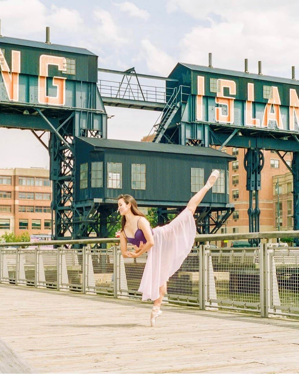 Lily Saito (齊藤莉理)のインスタグラム：「Simplicity at its best ✨ Stunning @lilysaito_ in her White Juliet Skirt 🤍 Photo by @oh_story #auroraskirts」