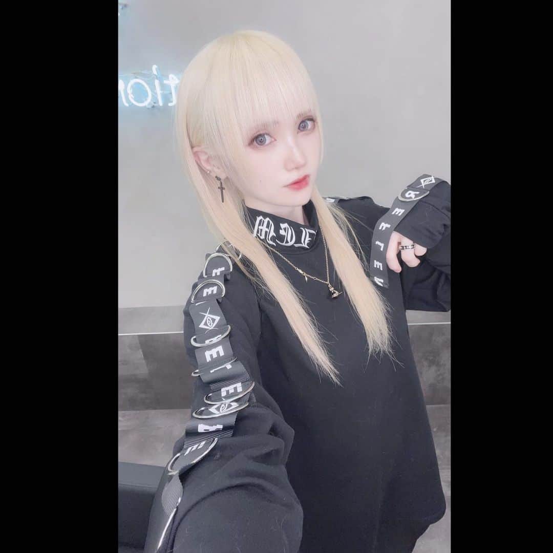 赤木クロのインスタグラム：「お袖かわいい 、 、 、 、 、 、 、  #anime #animegirl #animejapan #animeworld #japan #japanesegirl #日本  #comic #cos #cosplay #cosplayer #cosplaygirl #cosplayers #コスプレ #コスプレイヤー  #gravure  #lingerie  #일본여자 #코스프레 #그라비아 #角色扮演遊戲　#ゴシック #ゴシックファッション #Gothic #gothiclolita #gothicfashion #dimmoire」