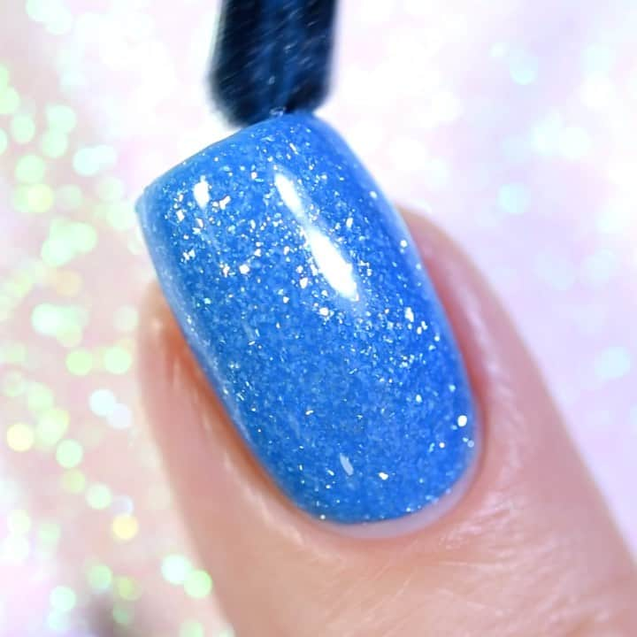 Sveta Sandersのインスタグラム：「Whats Up Nails “Slippery When Cold” by @whatsupnails 💙」