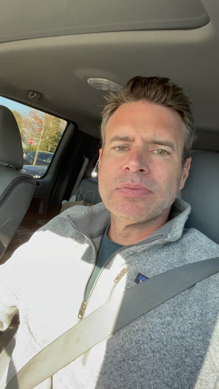スコット・フォーリーのインスタグラム：「A quick @themeanchick translation of the last post. #thanksgivingshopoing.」
