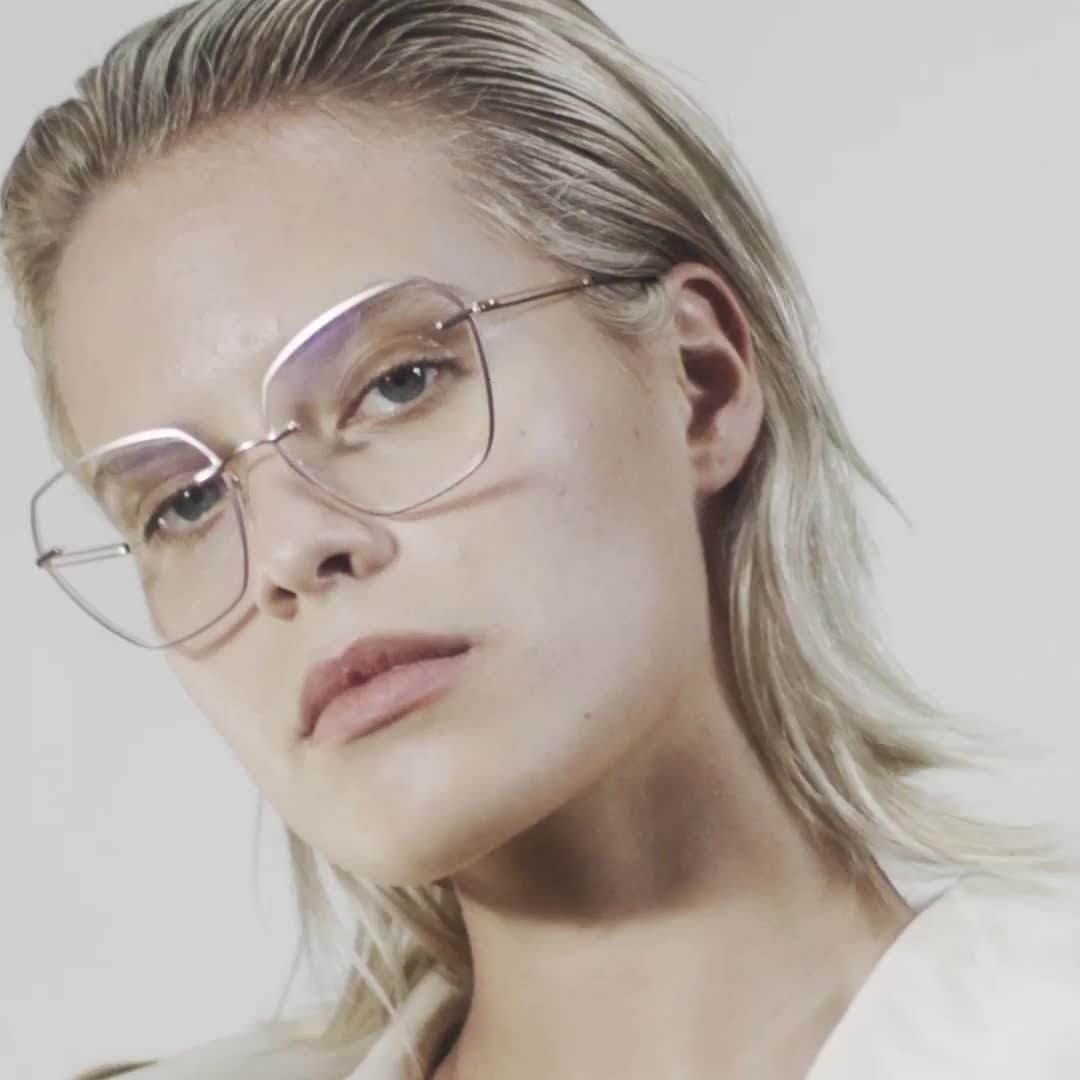 シルエットのインスタグラム：「You’ll turn heads with Artline’s oversized, geometric shapes and precious metal finishes, but these eye-catching frames are more than just an aesthetic. They’re also light, skin-friendly, and comfortable to wear. Featuring: Artline 4563 3520 Pure Rosegold .⁠ .⁠ .⁠ #silhouetteeyewear #tryitwearitloveit #eyeweardesign #luxuryeyewear #fashioneyewear #opticalframes #23ktgoldplated」