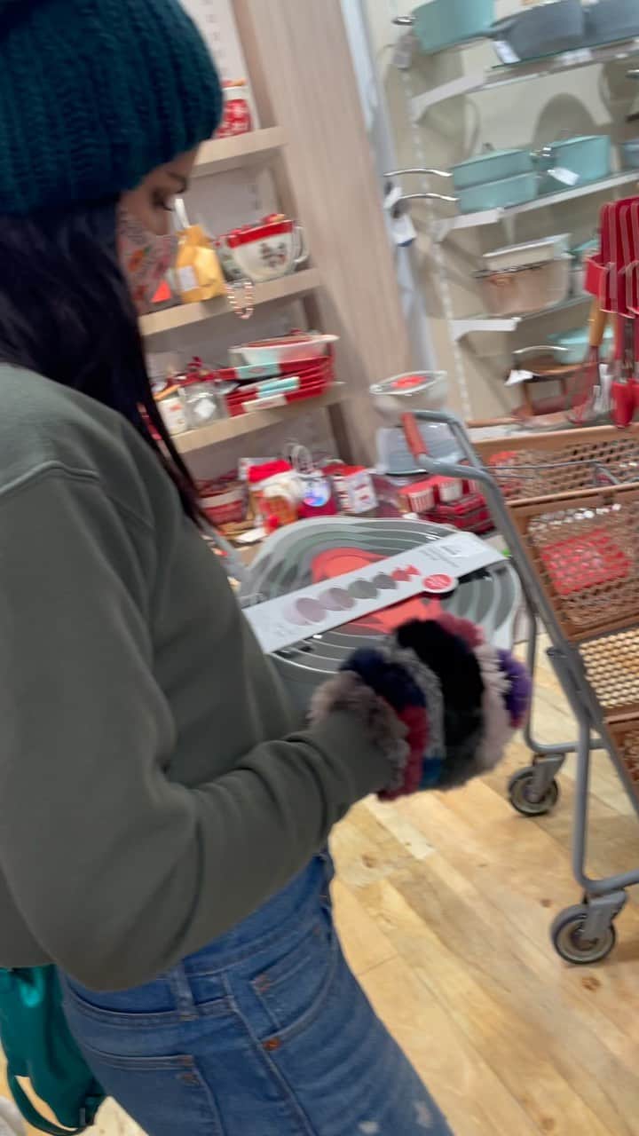 スコット・フォーリーのインスタグラム：「Judgy. @themeanchick  #thanksgivingshopping」