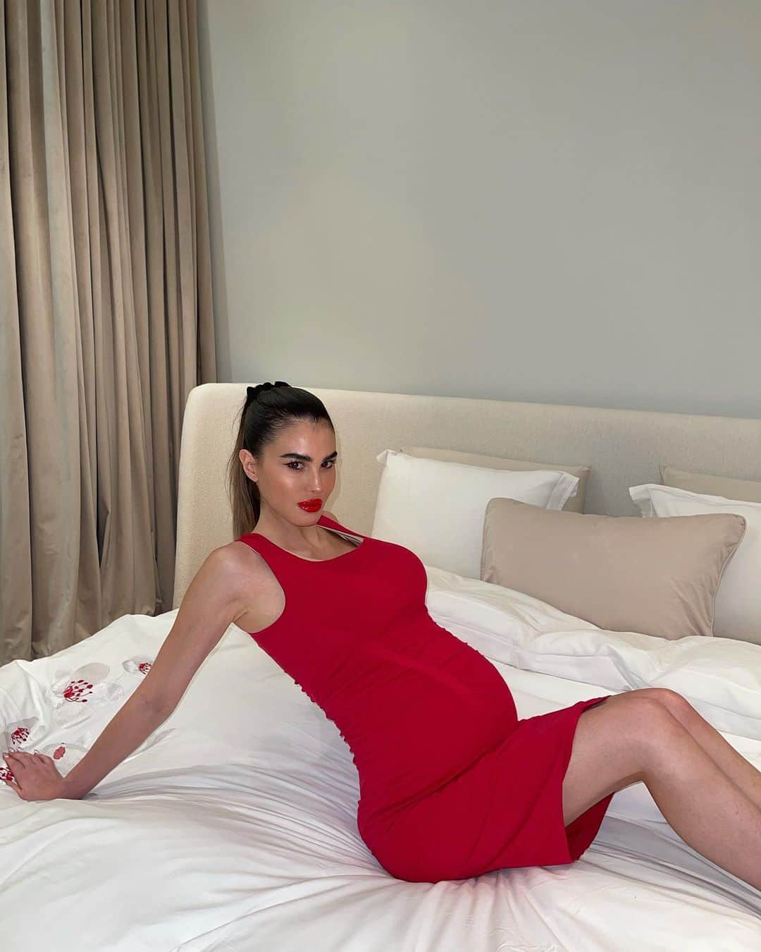 Silvia Carusoのインスタグラム：「Little Red Riding Hood ate the wolf 🐺 ❤️」