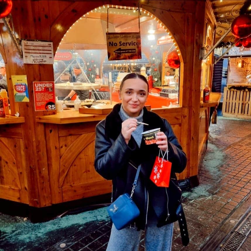 ローレン・プラットのインスタグラム：「Bratwurst in a bowl🌭」