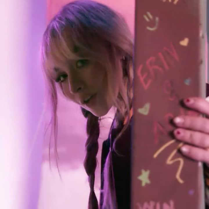サブリナ・カーペンターのインスタグラム：「my amazing fan erin told us her friend ari gives her the confidence to dance :’) so we gave my sweet girls @samsungmobile #GalaxyBuds2 now they can always dance in sync ♡ directed by @mastergia  #TeamGalaxy #LifewithGalaxy #ad」