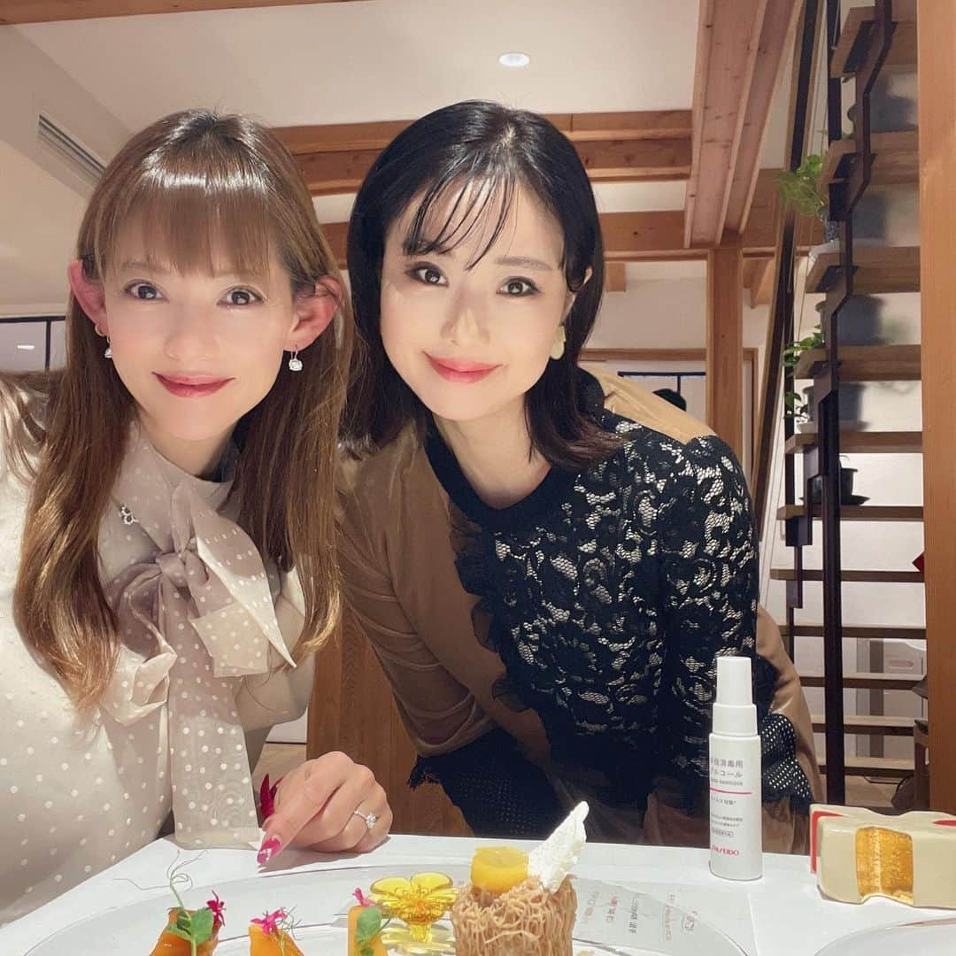 箕輪玖美さんのインスタグラム写真 - (箕輪玖美Instagram)「数年ぶり✨関西美魔女同期と連日ランチ💕  大阪ではヒデちゃん@hideco_nakayama と😊  肩の力が抜けたヒデちゃん、とっても良い顔してたなぁ😊 色んな話であっという間の時間だった✨  京都ではまーちゃん @m.s.felice と😊  いつ会ってもホント可愛いまーちゃん😍私ももう少し女子力高めなきゃ😂  年齢も生きてきた環境も皆バラバラだけど、それぞれに魅力を持って輝き続けてる美魔女同期のメンバー 内面から滲み出る美しさを兼ね備えているから魅力がある😊 素敵なご縁に感謝✨✨✨  ランチ前にご挨拶した八坂さん⛩ 京都にも人が戻って賑わってましたよ☺️  #美魔女 #美魔女同期 #美魔女5期生 #素敵な仲間 #関西人 #京都が好き#寺社仏閣 #八坂神社 #アラフィフ #アラフォー #キラキラ女子 #向上心 #大切なのは中身 #モデル #箕輪玖美」11月24日 10時44分 - kumi.111