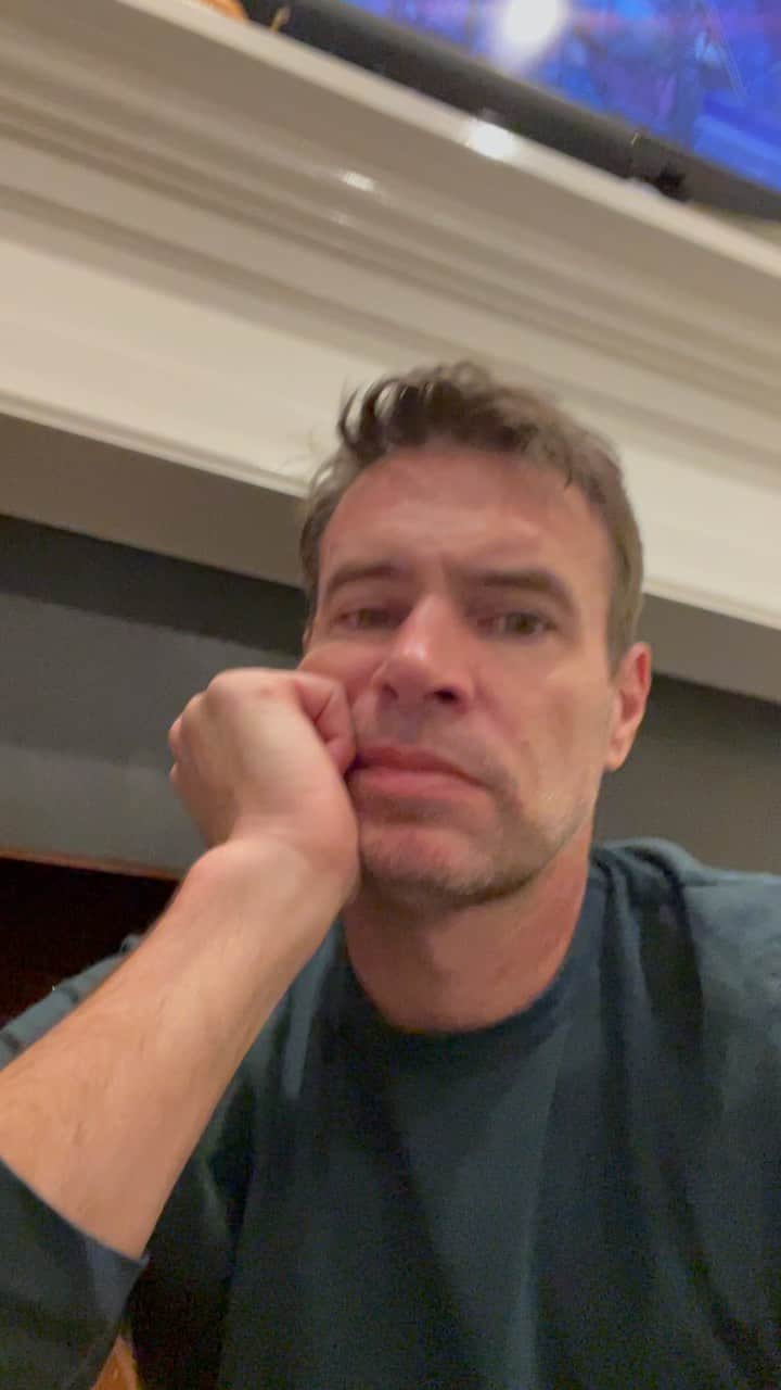 スコット・フォーリーのインスタグラム：「It's not so much "I told you so", but it's damn close.  #Thabksgivingshopping」