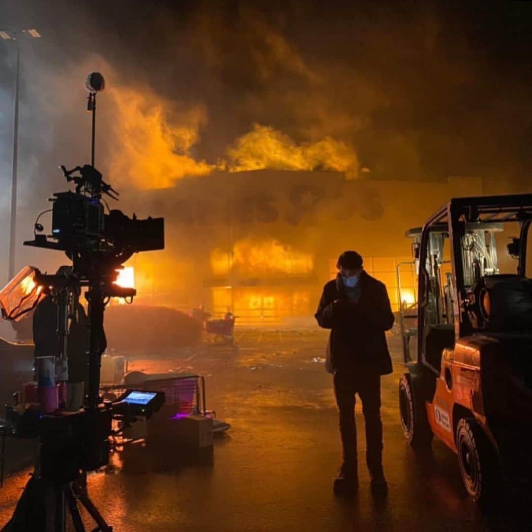 ライアン・リーのインスタグラム：「No toy stores were harmed in the making of this film… 🔥🧸」