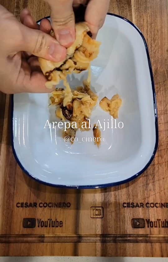Cesar Gonzalez Cocineroのインスタグラム：「Receta completa: AREPA AL AJILLO, te garantizo que te vas a enviciar con estas Arepas así que guarda ya mismo la receta para que la tengas a mano cuando quieras prepararla, dale Like 🙏 y compártela 😍 para que antojes a otros 🤣  Ingredientes: 2 cabezas de ajo (yo use más para preparar luego un puré de papas) Sal Aceite de oliva 4 cucharadas de mantequilla Cilantro Queso parmesano o algún otro queso similar. 4-6 arepas  PASO 1 Asar los Ajos: Cortar las cabezas de ajo, añadir sal y aceite de oliva o el aceite de tu preferencia, envolver en papel de aluminio y llevar al horno o precalentado a 200°C/400°F por 40 minutos, si es en airfryer serían 25 minutos. Se retiran y reservan unos 5min para que enfríe.  PASO 2 En un bowk añadir 2 cucharadas de mantequilla temperatura ambiente. Extraer los dientes de ajo y añadir sobre la mantequilla y 2 cucharadas de cilantro o Perejil picado, mezclar bien, añadir 2 cucharadas más de mantequilla y queso parmesano al gusto. Yo use mantequilla con sal por esta razón no agregue sal.  PASO 3 Abrir la arepa caliente y untar la mantequilla por ambos lados, terminar con parmesano y luego gratinar al horno a 200°C/400°F de 4 a 6 minutos. Si es en airfryer serían 3 minutos.  #arepa #arepas #receta #recetas #arepaalajillo #ajillo #miami #recetascaseras #recetasfaciles #doral」