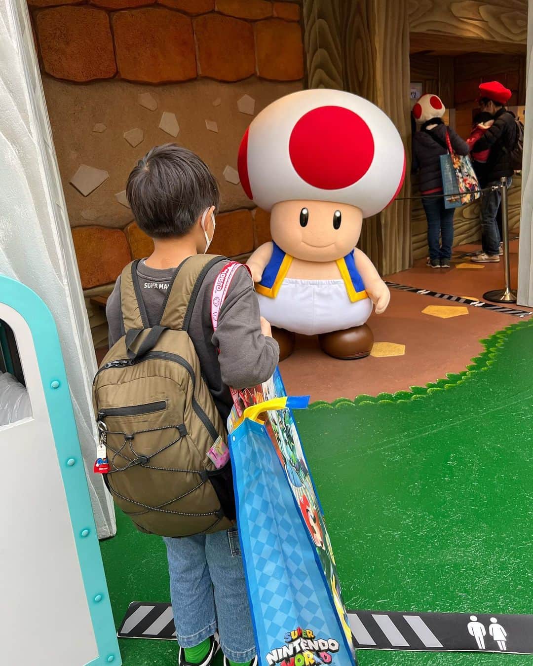 田中彩子さんのインスタグラム写真 - (田中彩子Instagram)「. 昨日の祝日はUSJに💚 👩🏻👩🏻👩🏻👩🏻👩🏻 👦🏻👧🏻👦🏻👦🏻👧🏻👦🏻👧🏻  前回行けなかったクッパJrの隠れ家とマリオカートのリベンジ⚡️ どっちもめちゃくちゃ面白かったー💚 Nintendo Worldすごい 作り込みもすごいしアトラクションも面白いから大人も子供も夢中になれます⚡️ あとキノピオが可愛いすぎて、遭遇するたびに写真撮ってしまって カメラロールはキノピオ多め🍄笑 中の人は足、折り曲げてるんかなあ？ 中腰かな？と色々気になりました🍄 どうやと思う？  jk...#prada knit...#gypsohila  jeans...#gypsohila  boots...#prada bag... @ayako_bag   USJは海沿いで風も冷たいので膝丈アウターと ハイネックがマスト！⚡️ スヌさんの耳当てもね（・¨●）  あと使い勝手良すぎて軽過ぎて可愛いフォルムのPottry Bag(ポタリ)もマスト🤍 ↑ 11/26(fri)22:00〜⏰⚡️ 再販売です！🖤  BLACK FRYDAYクーポンもBASEから発行されますので、ぜひご活用ください！ 今年初の10%オフです⚡️🤍  詳しくは　@ayako_bag オンラインサイト最新BLOG記事をご確認くださいませ🤍🖤 . .」11月24日 7時50分 - ayako_tanaka_