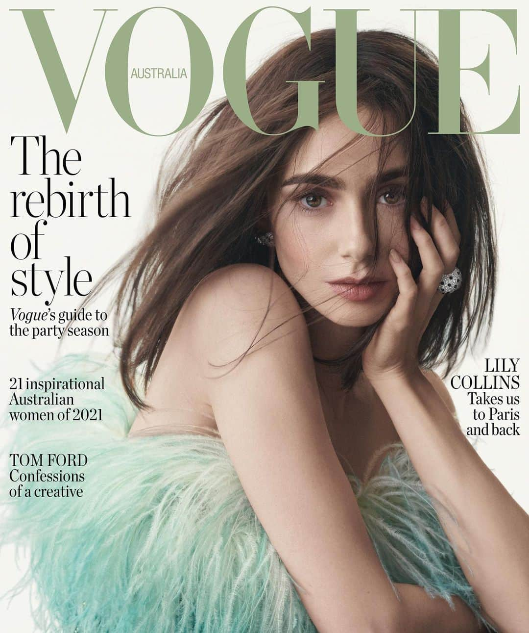 リリー・コリンズさんのインスタグラム写真 - (リリー・コリンズInstagram)「Dreamy December cover of @VogueAustralia photographed by @NedRogers. Thank you to the whole team for this moment — more to come this week!…」11月24日 8時04分 - lilyjcollins