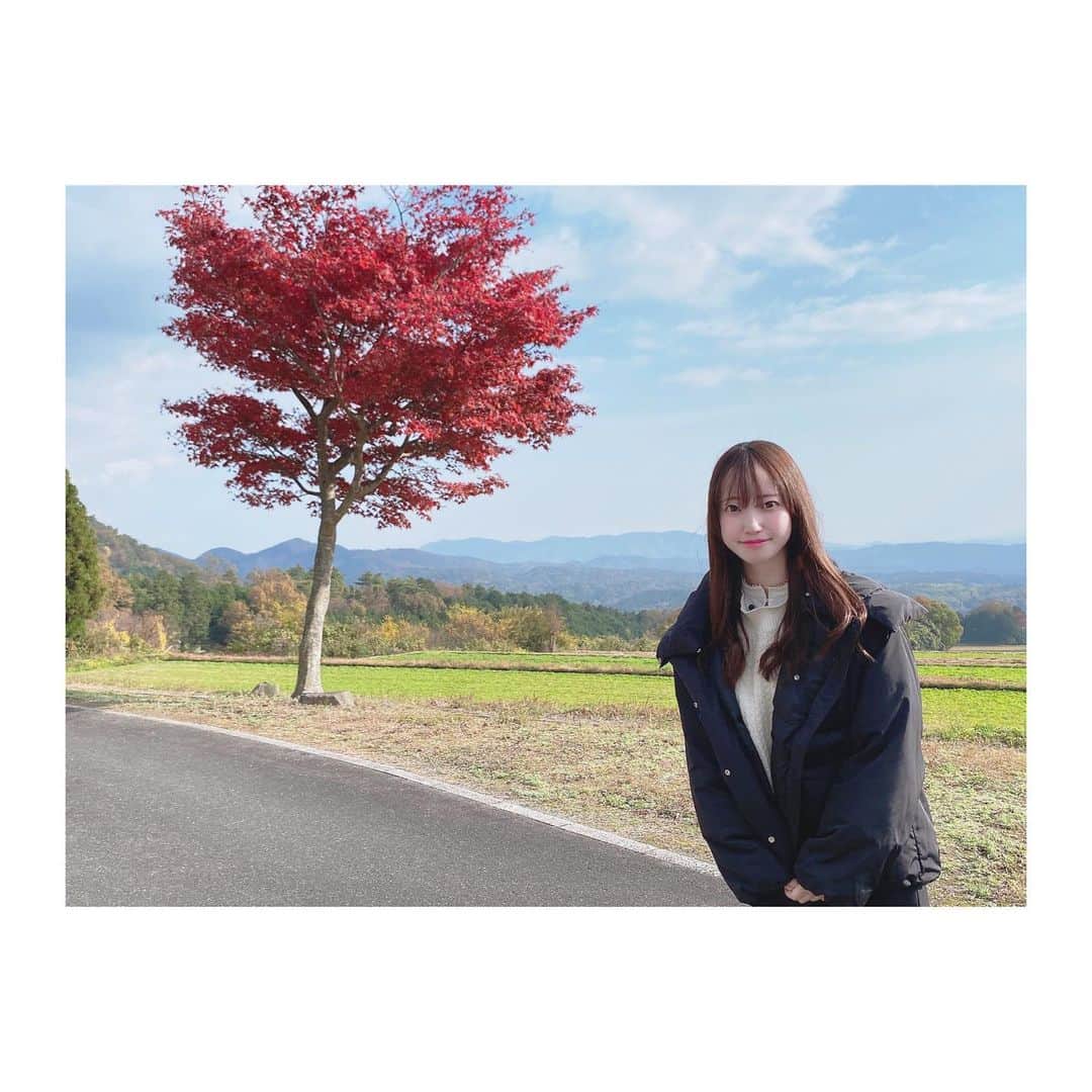 石井奏美のインスタグラム：「岡山の奈義町でロケした時の🍁 ダウンでちょうど良い気温でした！ ロケの様子は今週のシアワセ気分で✨  今日も1日お疲れ様でした💐🧸  #岡山#奈義町」