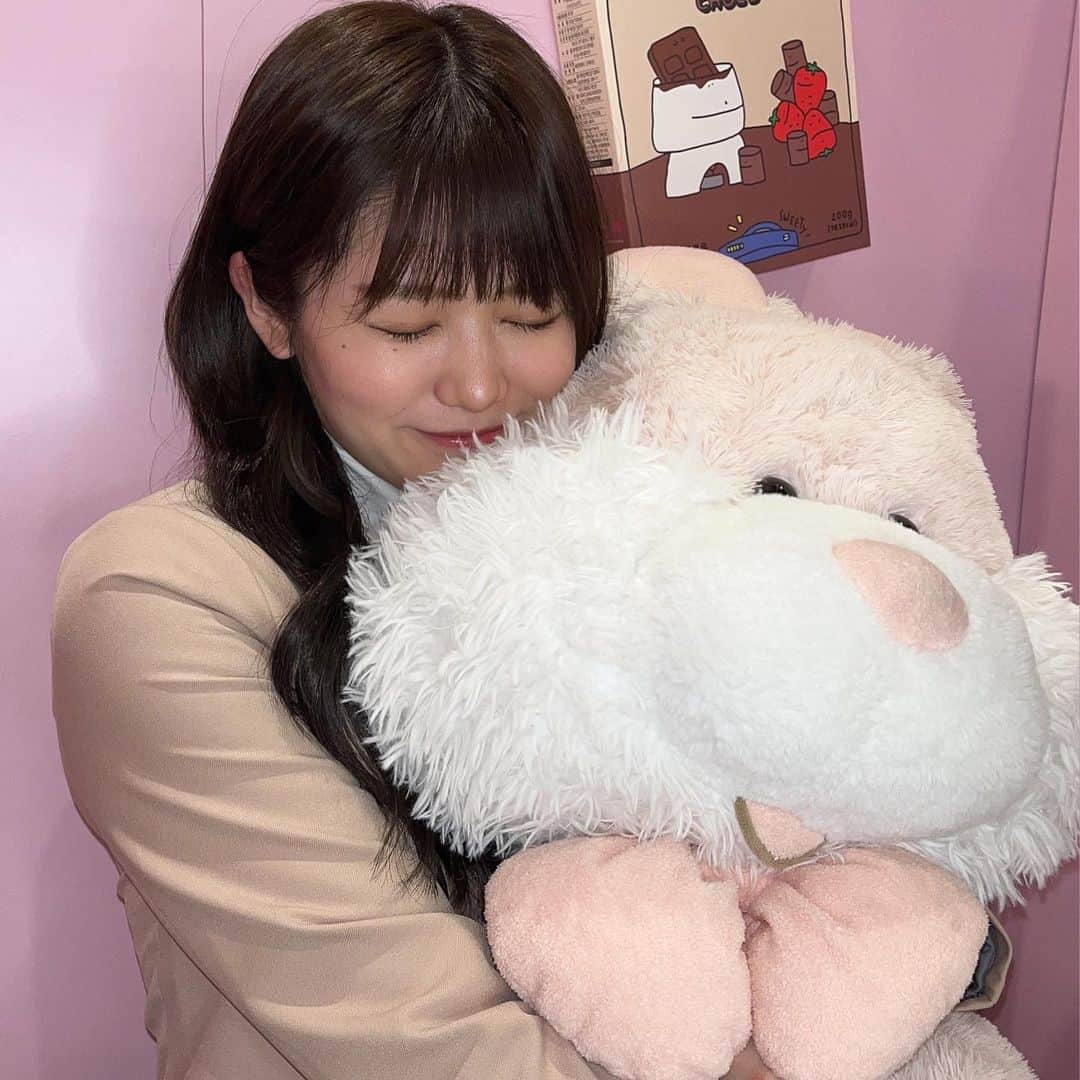 のインスタグラム：「ぬいぐるみって離せなくなる…🐰」