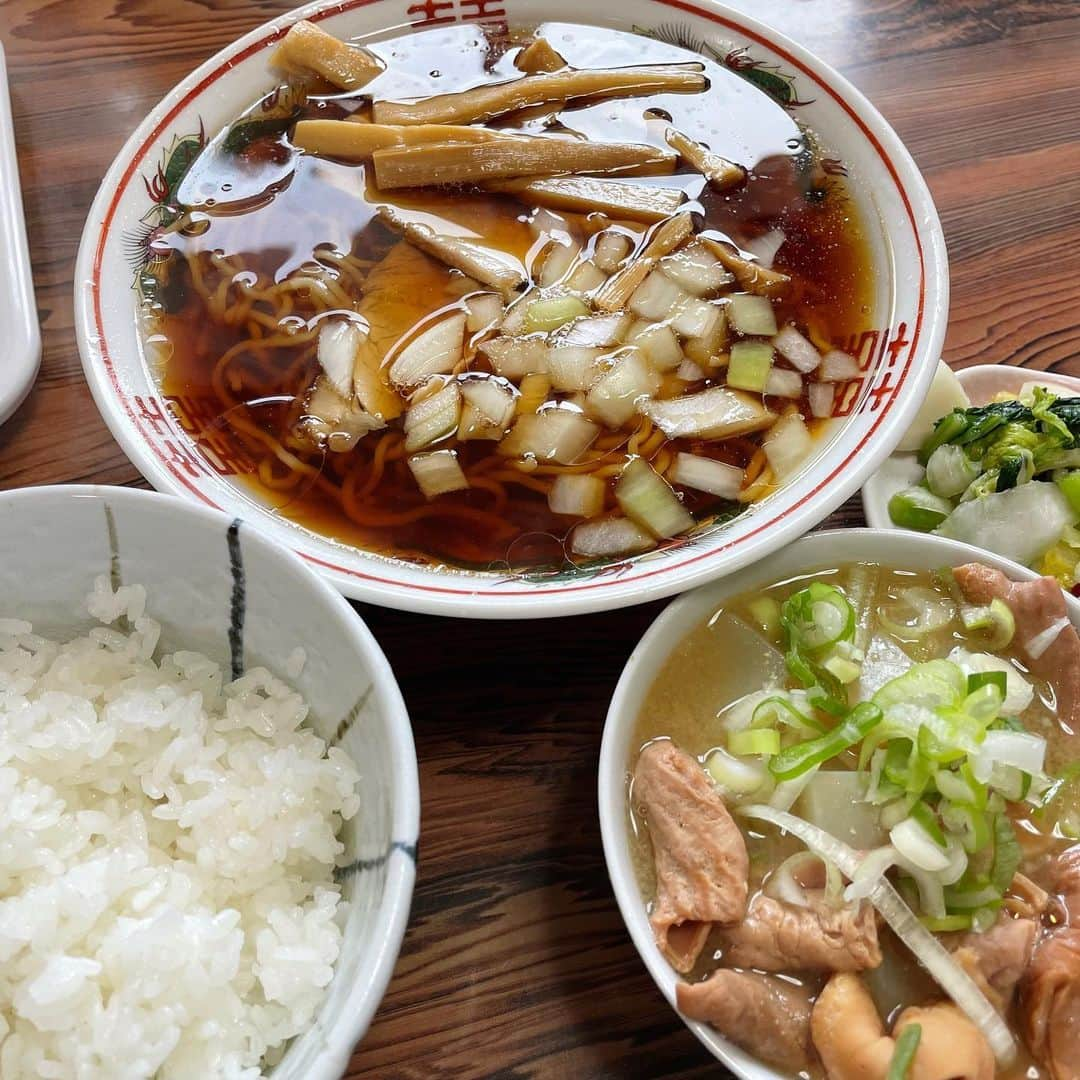 南條早紀さんのインスタグラム写真 - (南條早紀Instagram)「【ボリューム満点ランチ🍜】  先日、呉西でのロケの合間ランチで 南砺市福野の円城さんへ！  とてもおなかが空いていたので、 ラーメンだけじゃ足りないかもなぁ🤔 ということで、おすすめのラーメン定食にしました😎❤️  ラーメンに、ライスと 円城さんの看板メニューモツ煮がセット！  流石にご飯は小盛りにしよう、と思って 少なめでお願いしたけど充分すぎる量！笑  ラーメンは昔ながらの中華そば☺️ 鶏ガラなのかな？ごくごく飲みたくなる 美味しいスープで、上のネギが玉ねぎなのが斬新！  モツも臭みは全くなく、柔らかくて おいしい味噌味でごはんが進む…❤️ 七味ちょっとかけていただくのがこれまた🤤  お昼時はサラリーマンの方が多い印象。 このボリューム、たくさん食べたい人には とっても嬉しいですよねぇ☺️ お腹いっぱい食べられて幸せでした❤️  ロケクルーと一緒にお昼食べる日常が 戻ってきてとても嬉しい南條でした😌💕  ーーーーーーーーーー ＼出演中／ 富山テレビ（8ch） 毎週土曜昼11:24〜「フルサタ！」 富山のローカル情報バラエティ✨ 地域密着、最新情報をお届けしてます🥰 ーーーーーーーーーー  #富山県 #南砺市 #福野 #円城 #富山グルメ #富山ランチ #富山ラーメン #ラーメン定食 #中華そば #モツ煮 #ボリューム満点 #しょうゆラーメン #麺 #麺スタグラム #麺活 #おなかいっぱい #大満足 #南砺 #南砺市グルメ #ラーメン部 #ラーメンランチ #北陸 #富山旅行 #富山観光 #toyamaprefecture #nanto #toyama #アナウンサー #南條早紀 #なんじょうのにちじょう」11月24日 18時52分 - nanjo_saki