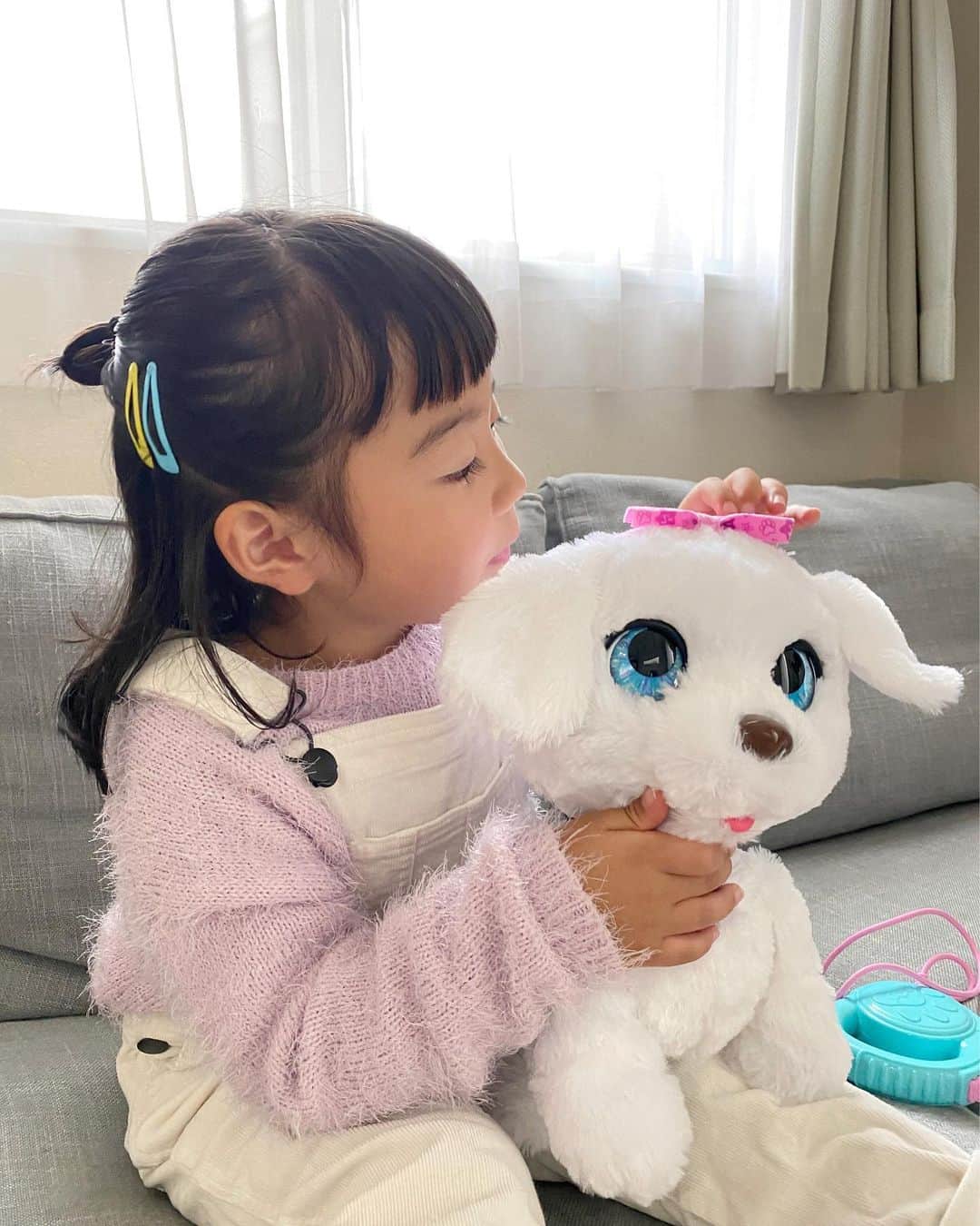 ayuのインスタグラム：「🐶♡ 人気のファーリアルシリーズに新発売の子が♡ ダンスもできちゃう！おさんぽこいぬ🐶🎀 音楽に合わせてダンスしたり、歩いたり♡かわいい〜！ ファーリアルシリーズは毎年のクリスマスプレゼントの候補にも入ってくるくらい気になっていたおもちゃなので、届いて箱開けた瞬間の喜ぶ姿が半端なかったです🥰「あんにんちゃん」と名前を付けてずっと一緒にいます👧🏻🐶♡ ふわふわ可愛くて、これはみんな欲しくなっちゃうよね〜🎄🎁 . #ファーリアル#ハズブロ#PR#クリスマス#プレゼント」