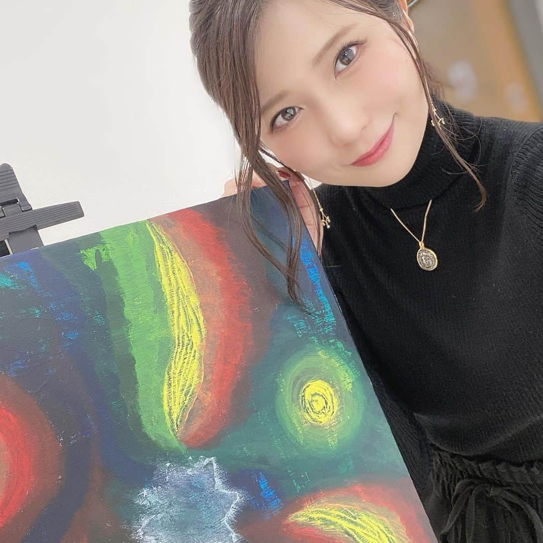 藍澤慶子のインスタグラム：「SPIRAL CHARIOTS第27回公演『いつ、殺した？』全ステージ終了しました！！千秋楽まで公演できる奇跡…お客様のご協力のおかげです。  この作品では主人公、冬馬が3歳の時からの幼なじみ、久遠千秋を演じました。恋人になったことは一度もない。でもとんでもなく、冬馬を愛している。いや、愛なのかなんなのか…狂愛、ですかね…ちいねえちゃん。もうわからないよ。笑  初めての役どころで、初めてやるようなシーンやとち狂ったシーンなど、最後まで足掻いて完成しました。  このキャストで、この作品をやれたこと、もうめちゃめちゃ好きな作品になりました。  とにかく、まだまだ書きたいことはありますが言葉がまとまらないので…観に来てくださった皆様、配信観てくださった皆様、ありがとうございました！！  全ては…春海よりはましです。笑  久遠千秋役／藍澤慶子」