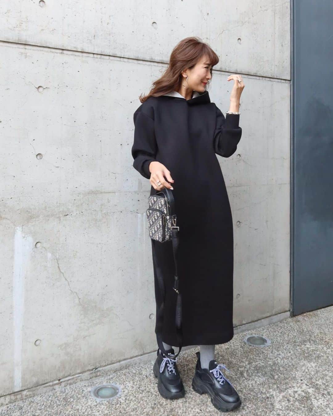 Mai Wakimizuのインスタグラム：「ダンボワンピと名付けたボンディングワンピースのカラー違いは、ベーシックなblack.フードのバイカラーに合わせてタイツもgrayにして可愛さをプラス♡ポワンとしたこのコクーンシルエットがありそうで無くて特別感♡blackは特に細見え効果もありです＼(^o^)／ dress:#linkable @linkable_official(明日25日20:00発売)」
