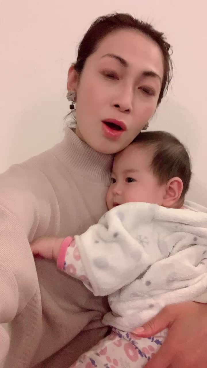 玉城ちはるのインスタグラム：「もうすぐYouTube生配信です🌸 夜8時からです。 仕事終わりに 食後に  私と一緒に話しましょう^_^ 無料で見られます。 おもしろいと思ったらボトルキープ(番組の中で架空のキープボトルができます。あなたの名前が出されます) みんなでいろんな話をして 楽しむ場です🌸  参加を待っています  下記のURLをクリックするだけで スマートフォン、パソコンで見られます^_^  コメントでの参加はチャンネル登録が必要です  🌸chiharunbar🌸 本日🌸 11月24日（水）20時頃から！ 視聴のみも大歓迎♡ こちらから https://t.co/8recyLIXS6  投げ銭、ボトルキープ、玉金券はこちら 🌸ちはる問屋🌸 https://t.co/pacJ0IUuxv 🌸Peatix🌸 https://t.co/QTuoOaeF4y」