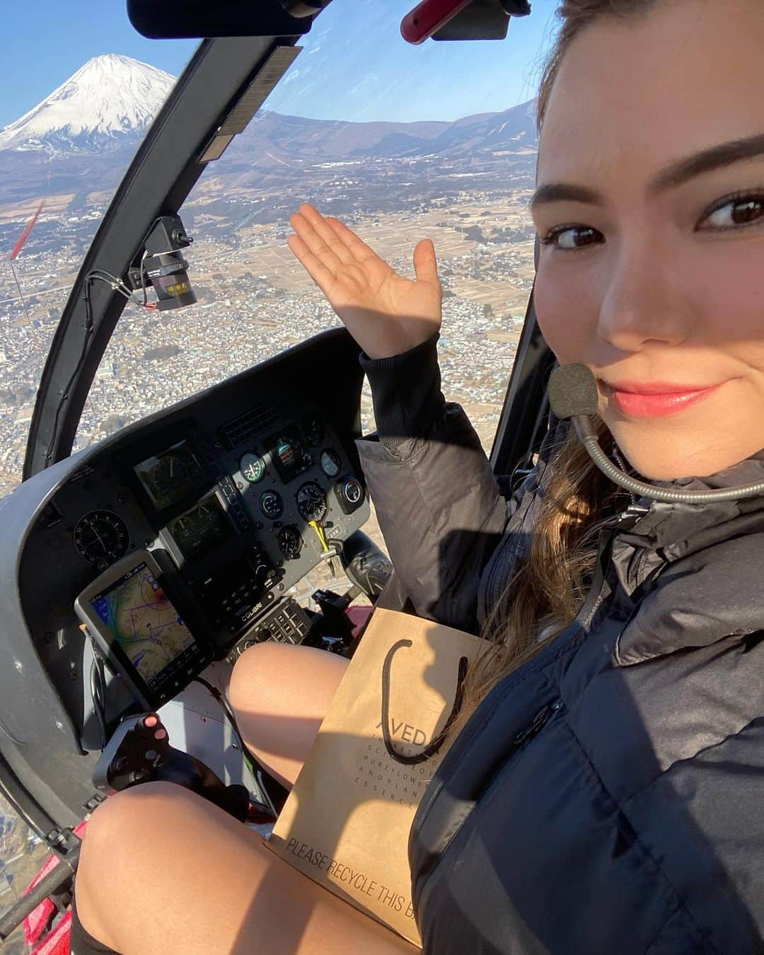 八巻セイラのインスタグラム：「Not a bad day when you’re catching a helicopter to the course  Beautiful views of Tokyo and Mt. Fuji from the sky 🗼🗻  景色に見惚れてるうちについちゃった〜御殿場🚁  空から見る東京と富士山は本当に綺麗でした。もっともっと世界の綺麗なところを見たいなー 稼いだら世界旅行だー！  #ゴルフ #ごるふ #ゴルフ旅 #ヘリコプター #御殿場 #太平洋 #太平洋御殿場 #ヘリ移動 #渋滞ゼロ #ゴルフ女子 #富士山 #空から富士山 #東京 #冬ゴルフ #ゴルファー #golf #travels #helicopter #golfcourse #mtfuji #tokyo #golferslife #ゴルフ場 #ヘリ動画 #女子プロ #progolfer #notabadlife #nocomplaints」