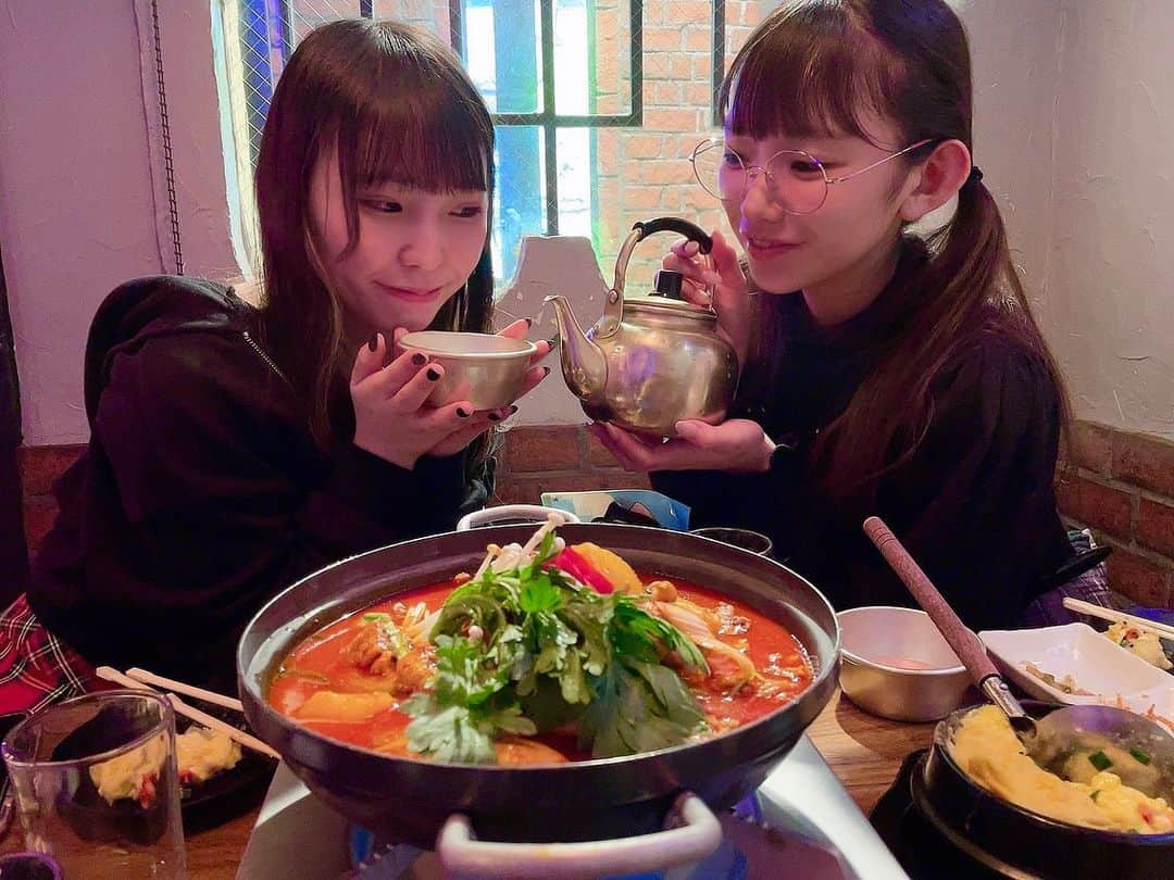 長澤茉里奈さんのインスタグラム写真 - (長澤茉里奈Instagram)「🍶🍶 せえらちんとマッコリ❤️ タットリタンも食べたよ🐔 韓国に行ったらいつも行くお店(美桜に教えてもらって死ぬほど美味しい)と似ていて美味しかった❤️ . 막걸리를 좋아하니？ 🍶🍶🍶 #닭볶음탕　 #너무너무사랑해  #신사에가고싶다」11月24日 10時49分 - marinanagasawa1008