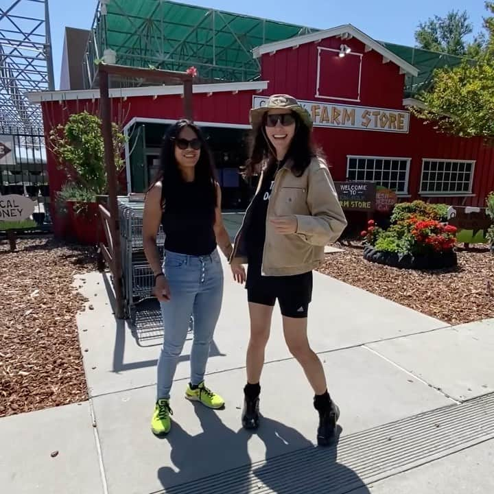 エイドリアン・ホーのインスタグラム：「@TheFarmersMarketGlobal for @nativefieldsla 🎥👯‍♀️👩‍🌾👩‍🍳🍳❤️」