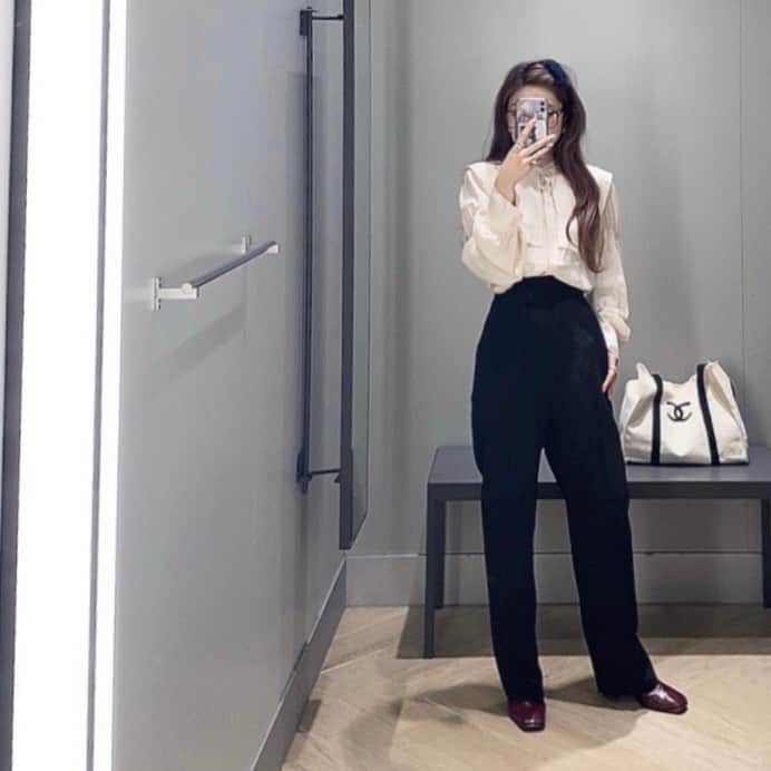 세이스타그램のインスタグラム：「ブラウスも入荷待ち、スラックスも入荷待ちでやっと届いた♡脚長効果半端ない👖」