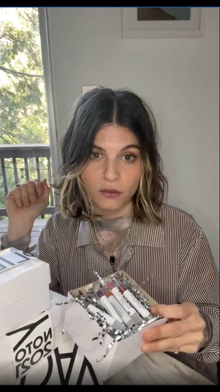 glorianotoのインスタグラム：「I dare you to watch all 4:20 min + Watch me get all QVC on you , and start to question my editing skills as I share our holiday kits with y’all, and why I love them ! @noto_botanics approved」