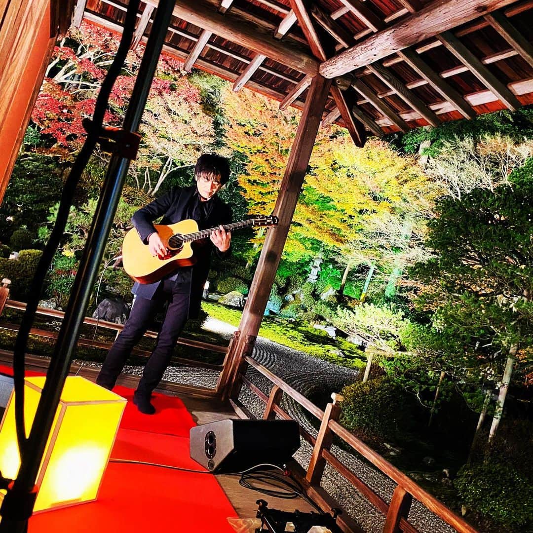 押尾コータローさんのインスタグラム写真 - (押尾コータローInstagram)「Kyoto TV in MANSHUINMONZEKI #押尾コータロー　#アコースティックギター　#京都　#紅葉　#曼殊院門跡　#kotaro oshio  #guitar  #kyoto  #autumn color」11月24日 11時34分 - kotaro040