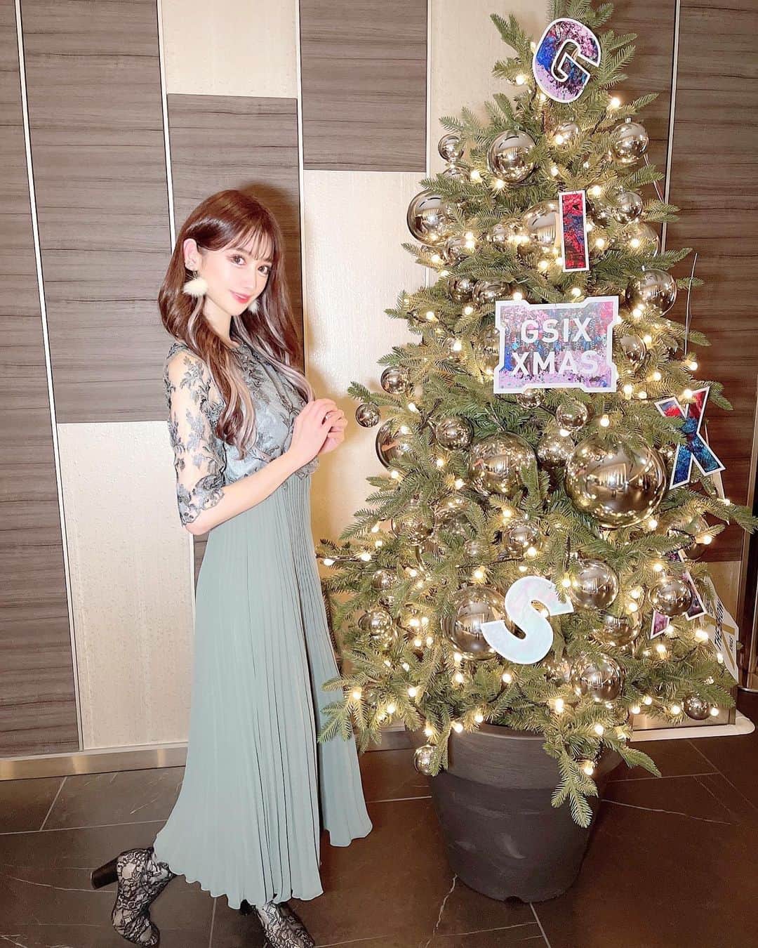 ゆうめろさんのインスタグラム写真 - (ゆうめろInstagram)「ドレスアップ👗𓈒𓂂𓏸 レセプションのドレスコードは緑だったので、 @dressbrandgirl.official のドレスを着たよ🌿 ･ 優美な刺繍レースとプリーツを組み合わせたデザインˊᵕˋ♡ やや高めの切り替えが縦長ラインを強調して すっきりと着やせ効果も抜群✨ 袖は程よく透けて気になる二の腕を上手にカバーしてくれて、 プリーツスカートがヒップラインや太もものラインを カバーしてくれるよ🥰✨ ･ そして、この日のヘアセットは いつもお願いする @chibachaan の所で❣️ 大人可愛い巻き髪ヘアにしてくれてありがとうございます😳💓 ･ #girl  #ドレスブランドgirl  #パーティードレス  #結婚式コーデ」11月24日 11時41分 - yk.o0