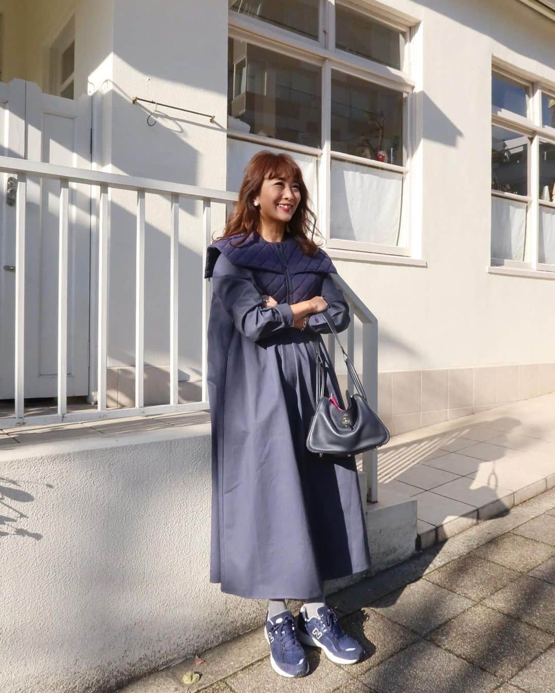 Mai Wakimizuのインスタグラム：「キルトワンピースのカラー違いはnavy.黒系にも茶系にも馴染んでくれるのが嬉しいnavy、タイツ以外全身navyでまとめてみた♡とにかくこのボリュームシルエットが魅力。シャツワンピだけど厚手の生地で、カッコいいのに女性らしく着れる。同カラーのボタンもポイントの一つ♡ #dress:#linkable @linkable_official(明日25日20:00発売)」