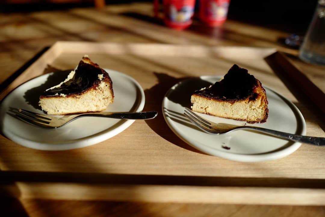 安田美沙子さんのインスタグラム写真 - (安田美沙子Instagram)「初めてバスクチーズケーキを作りました😊🤍焼き具合を何度も確認しながら焦がしてみた。  最近、中々みんなが同じ時間に揃わないから、朝ごはんにしました🤣  お料理教室で教わったの🧁 ハーブの肉団子のスープも！  朝日に照らされるバスクチーズケーキが美しくて、LEICAで激写。  シナモンや、酒粕や、チョコ味、色々出来るみたいなので沢山作ろうと思います。  ちょっと常温に戻したくらいがおいしい。。。  #バスクチーズケーキ　#みさこクッキング #スープ #cheesecake @four_o_five_405」11月24日 11時52分 - yasuda_misako