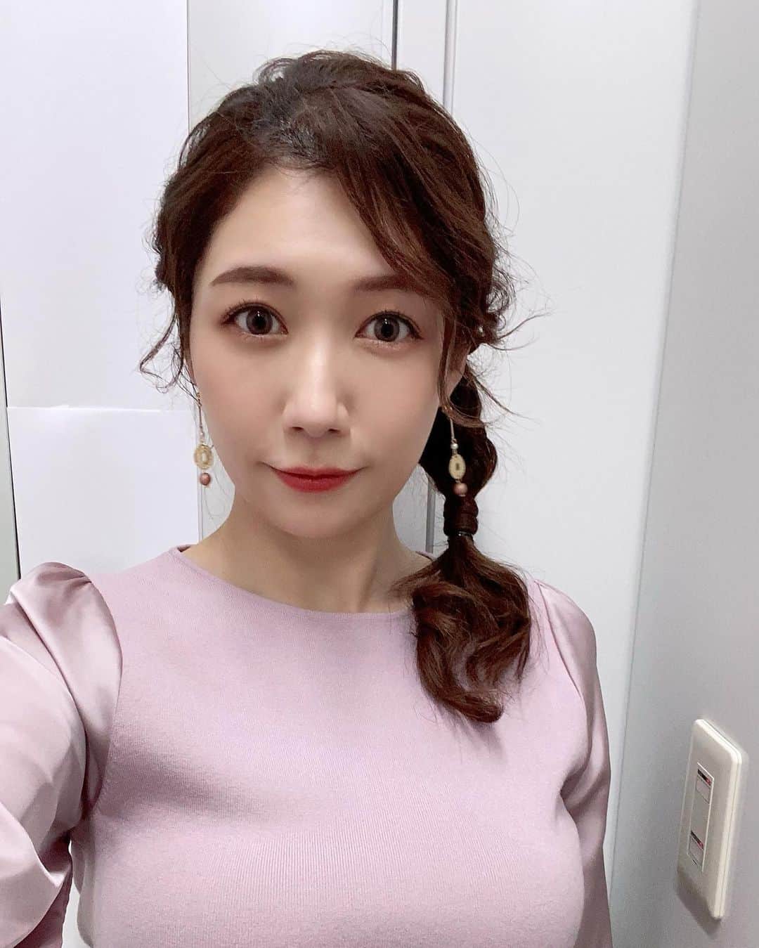 穂川果音さんのインスタグラム写真 - (穂川果音Instagram)「hairstyle  サイド編み下ろしヘア♪  このヘアスタイルは好きなので、たまにやってもらえると嬉しい笑笑  #hairstyle #hairarrange #arrangement #earrings #アベプラ　#ヘアースタイル　#ヘアアレンジ　#サイド編みおろし　#編み下ろしアレンジ　#サイド寄せアレンジ #サイド編み下ろし選手権　#イヤリング　#気象キャスター　#気象予報士　#お天気お姉さんコーデ」11月24日 11時57分 - hokawakanonn