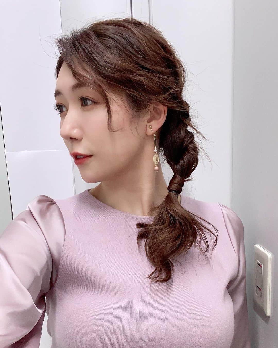 穂川果音さんのインスタグラム写真 - (穂川果音Instagram)「hairstyle  サイド編み下ろしヘア♪  このヘアスタイルは好きなので、たまにやってもらえると嬉しい笑笑  #hairstyle #hairarrange #arrangement #earrings #アベプラ　#ヘアースタイル　#ヘアアレンジ　#サイド編みおろし　#編み下ろしアレンジ　#サイド寄せアレンジ #サイド編み下ろし選手権　#イヤリング　#気象キャスター　#気象予報士　#お天気お姉さんコーデ」11月24日 11時57分 - hokawakanonn