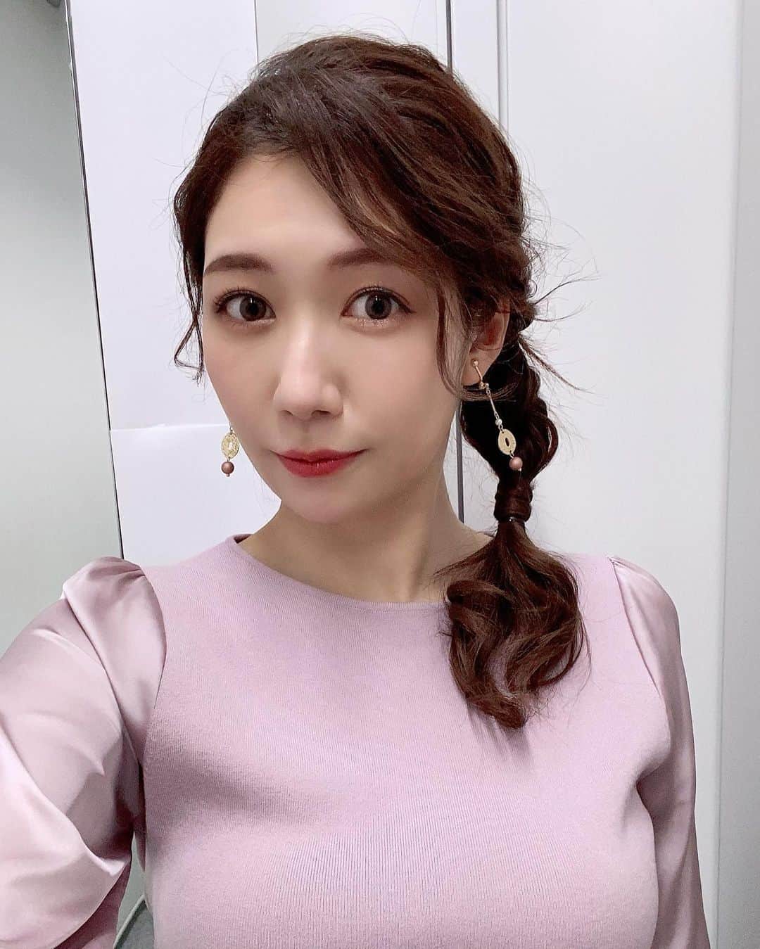 穂川果音さんのインスタグラム写真 - (穂川果音Instagram)「hairstyle  サイド編み下ろしヘア♪  このヘアスタイルは好きなので、たまにやってもらえると嬉しい笑笑  #hairstyle #hairarrange #arrangement #earrings #アベプラ　#ヘアースタイル　#ヘアアレンジ　#サイド編みおろし　#編み下ろしアレンジ　#サイド寄せアレンジ #サイド編み下ろし選手権　#イヤリング　#気象キャスター　#気象予報士　#お天気お姉さんコーデ」11月24日 11時57分 - hokawakanonn