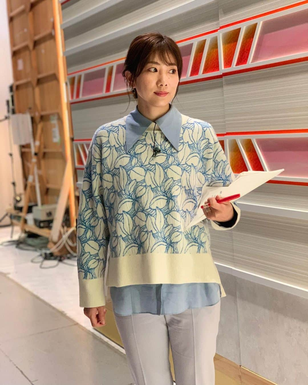 潮田玲子さんのインスタグラム写真 - (潮田玲子Instagram)「今週のグッドモーニング🙋‍♀️ 本番前の一枚と衣装です☝️  ブラウス.ニット @josephstudio_jp  パンツ @josephfashion_japan  ピアス @ete_official  シューズ @randa_pic  #グッドモーニング #火曜日スポーツコメンテーター #衣装紹介」11月24日 12時15分 - reikoshiota_official