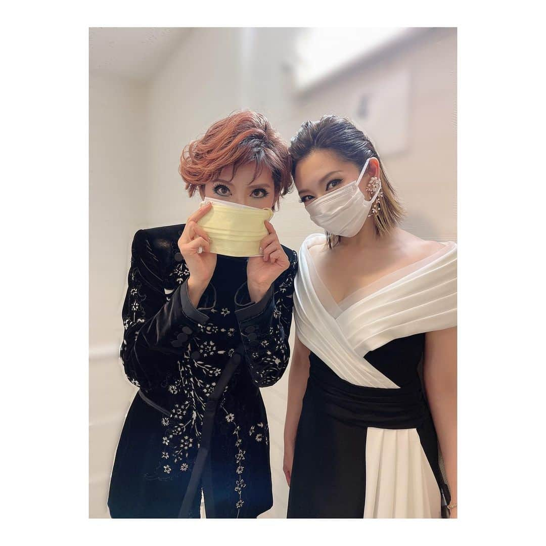 瀬奈じゅんさんのインスタグラム写真 - (瀬奈じゅんInstagram)「⁡ ⁡ 我が愛しのトート様、彩輝なおさん。 ⁡ 現役ぶりにさえちゃんトート様と「私が踊る時」を歌わせて頂きました。 ⁡ 現役当時も今もかわらず、大らかな大きな愛で包んで下さり、感謝しかありません。 ⁡ さえちゃんと出演している回、私はさえちゃんの相手役、元月組トップ娘役枠のつもりでございました……映美くららちゃんが出ていらっしゃらない事をいい事に……笑。 ⁡ さえちゃん……LOVE❤️ ⁡ ⁡ #GreatestMoment #彩輝なお さん #トート様 #私が踊る時 #幸せ …。 #元月組トップ娘役枠 #図々しいにも程がある 笑 #ドレス #TADASHISHOJI」11月24日 12時35分 - junsena_official