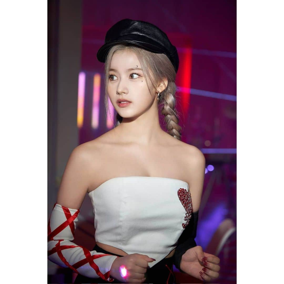 サナさんのインスタグラム写真 - (サナInstagram)「TWICE 'SCIENTIST' M/V Behind ーーーーーーーーーー Follow > @sana.twice.kr < . @twicetagram #TWICE#트와이스#ONCE#Sana#사나 #Nayeon#나연#Jeongyeon#정연#Momo#모모#Jihyo#지효#Mina#미나#Dahyun#다현#Chaeyoung#채영#Tzuyu#쯔위」11月24日 12時47分 - sana.twice.kr