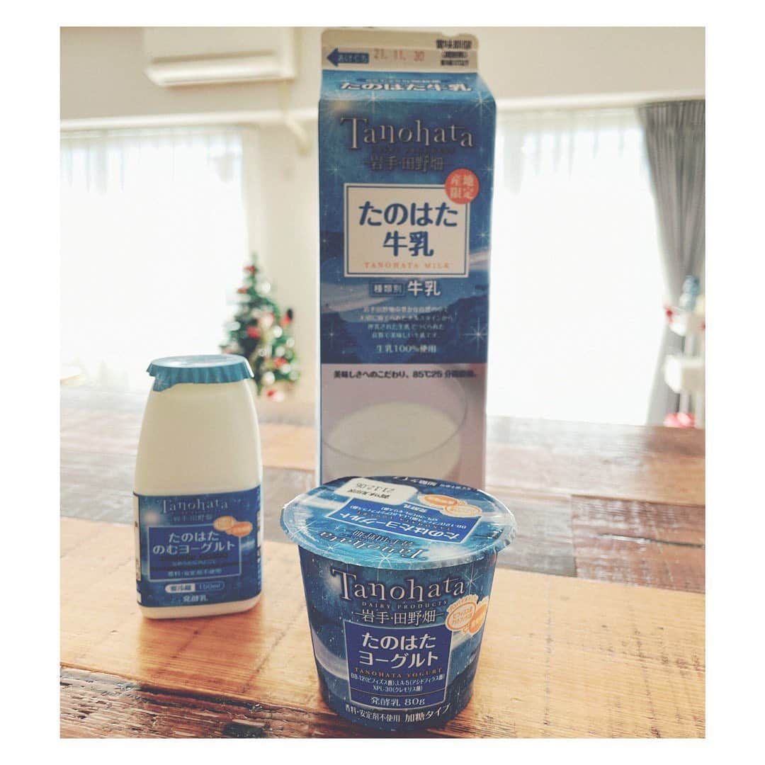 笹峯愛のインスタグラム：「田野畑の漁師さんから 突然の贈り物が届きました。  デデがお腹にいるとわかった時 決まった旦那のお仕事が、田野畑村での撮影でした。  震災後、皆さんが暮らす仮設住宅にお邪魔して 2ヶ月近く過ごした旦那は いろいろ思うところが多かったようで  デデの名前は、田野畑村に因んでいます。  震災から4年後の田野畑村をモデルに、芝居も創りました。 田野畑の羅賀荘でも セットを組んで上演させてもらいました。  演者さん達、相当なプレッシャーで 地元の方々に観ていただきました。  関西出身の旦那と九州出身の私が 暖かいご縁をいただいた東北の人々。  来年は、遊びに行けるかしら。  #岩手 #田野畑村 #海の幸 か#乳製品 が届く  #濃厚 なやつ  #感謝」