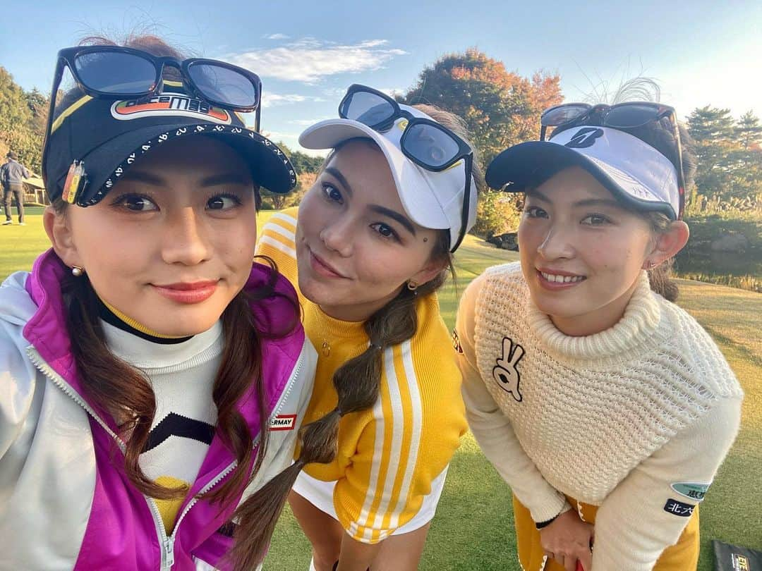 八巻セイラのインスタグラム：「この写真お気に入り😊  @mmk_9910 QTがんばれ！！  @s.34y❤️  @adidasgolf  @adidastokyo  @eyevol_official  @decembermay_golf  @archivio.official_online  @zerofit_official   #adidas #adidasgolf #ゴルフ女子 #ゴルフ #撮影 #ゴルフウエア #女子プロゴルファー #グランフィールズカントリークラブ #白金台女子ゴルフ部 #golfer #girls #eyevol #archivio #callaway #decembermay #jackbunny #ジャックバニー #アディダス #ディッセンバーメイ #アルチビオ #ペアマッチ #白女」